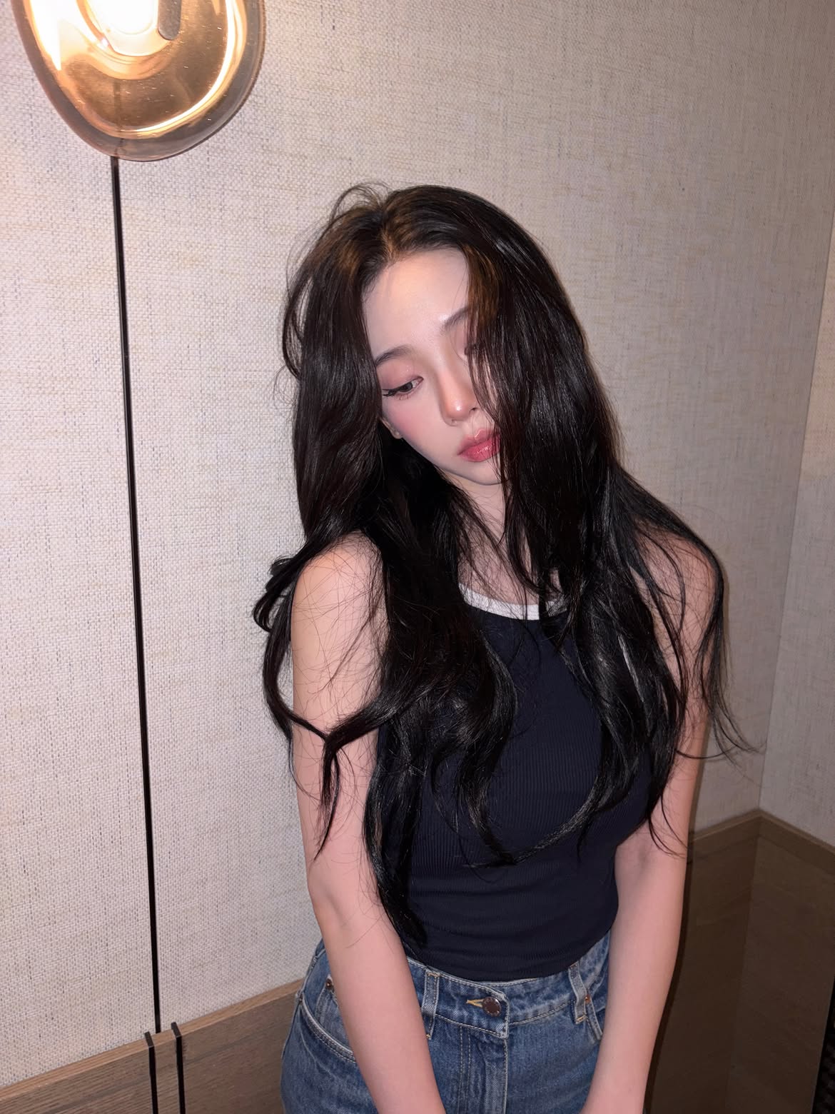 昨天的Karina机场穿搭：黑色胸带可见的厚实深海军蓝无袖