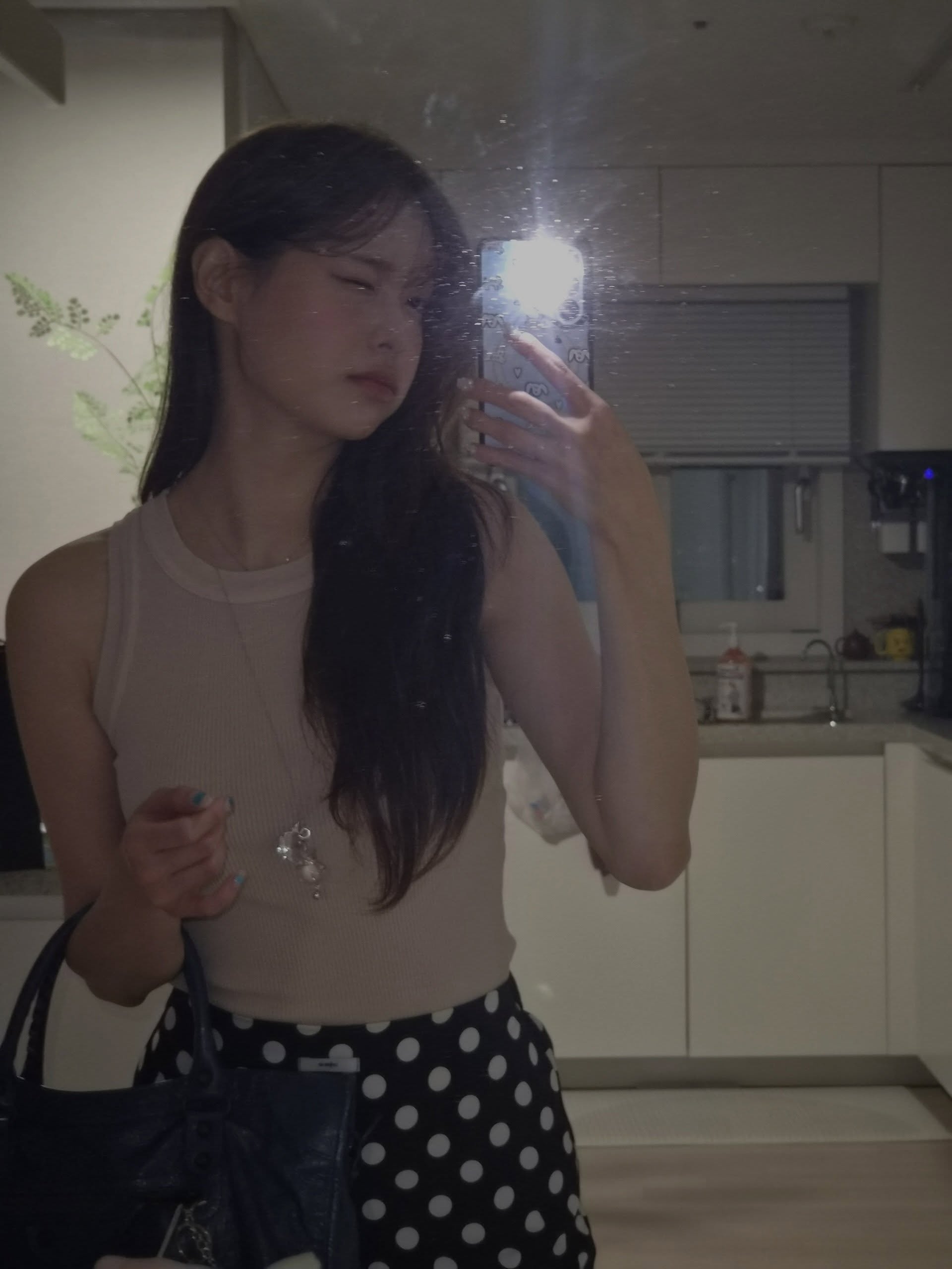 Chuu 条纹无袖信息素 + 黑色波点长裙 酒桶臀