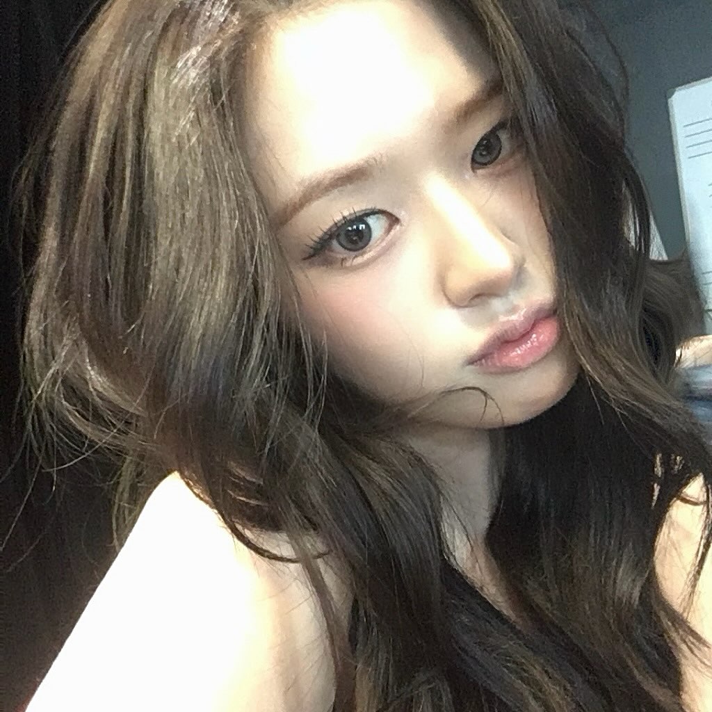 An Yujin Sound Check Gray Ultra-Mini Thighs Hips + Black Nasi Cleavage