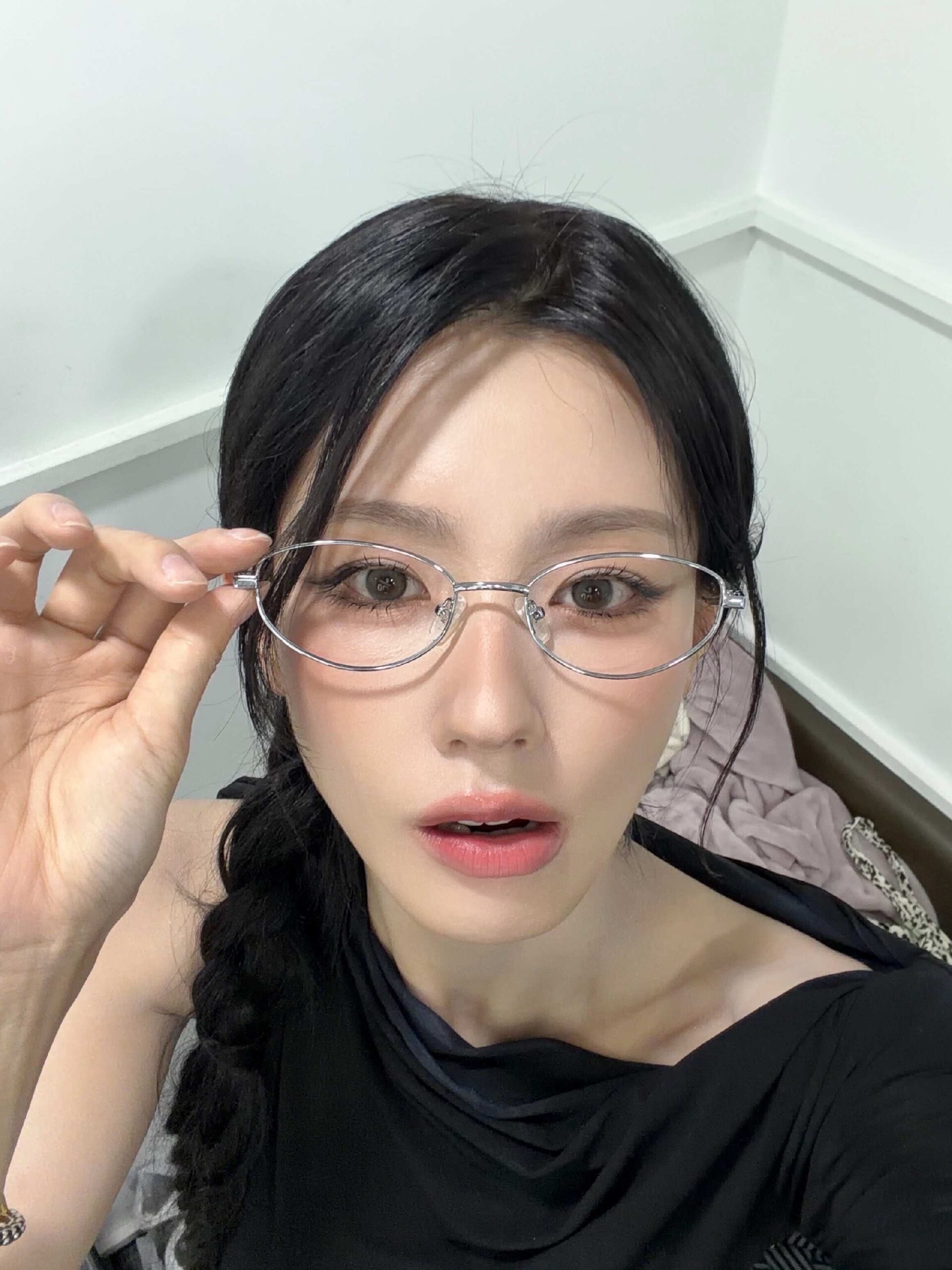 戴着眼镜伸舌头的米娅（Miuyeon）正面特写……从上方拍到的微微隆起的胸部