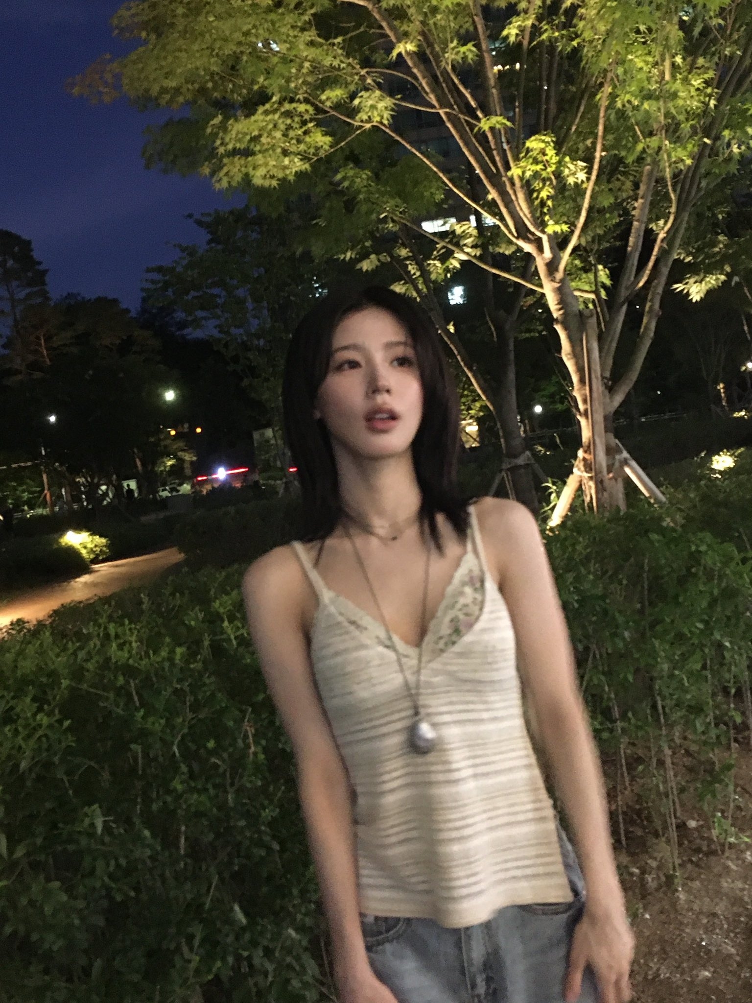 (G)I-DLE ミヨン クールな花柄キャミソール 脇のフェロモン スレンダーな体型
