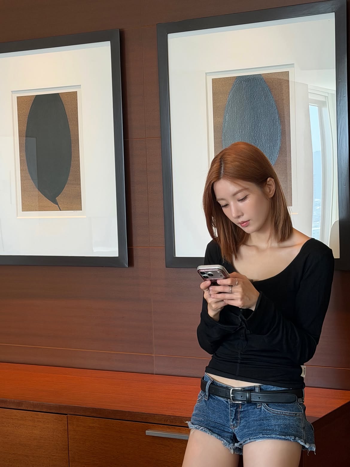 Kwon Eun-bi’s Challenge: Heavy Black Shirred Sleeveless Top’s Weighty Bounce