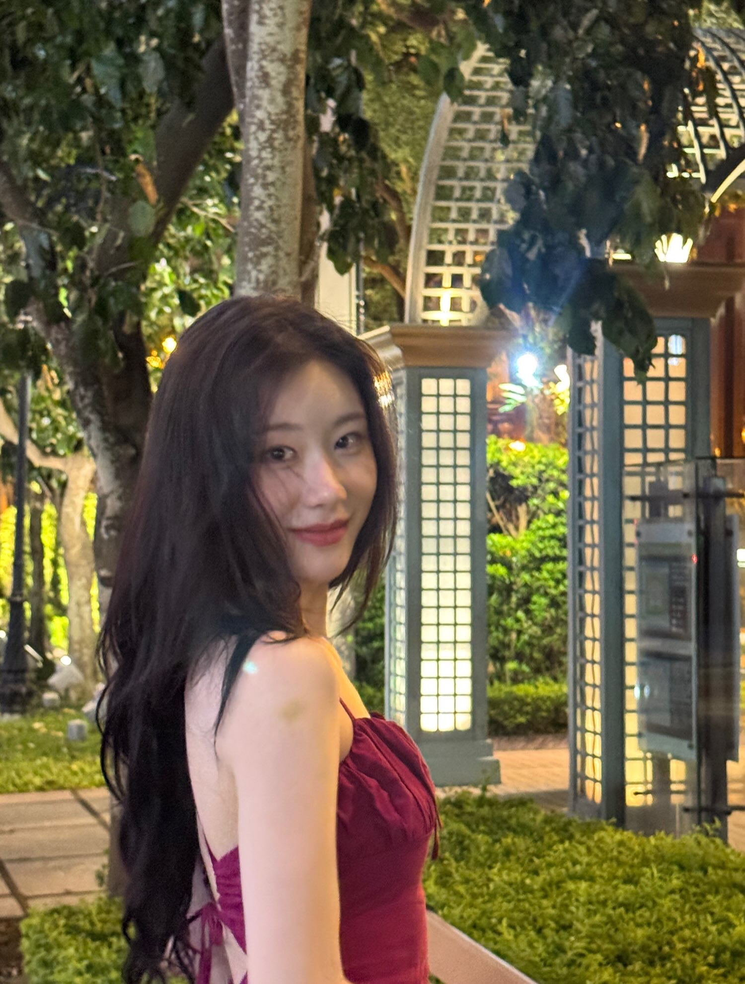 彼女感のある写真みたいなITZY チェリョン 紫ミシルック ヒップポーズ - インスタ