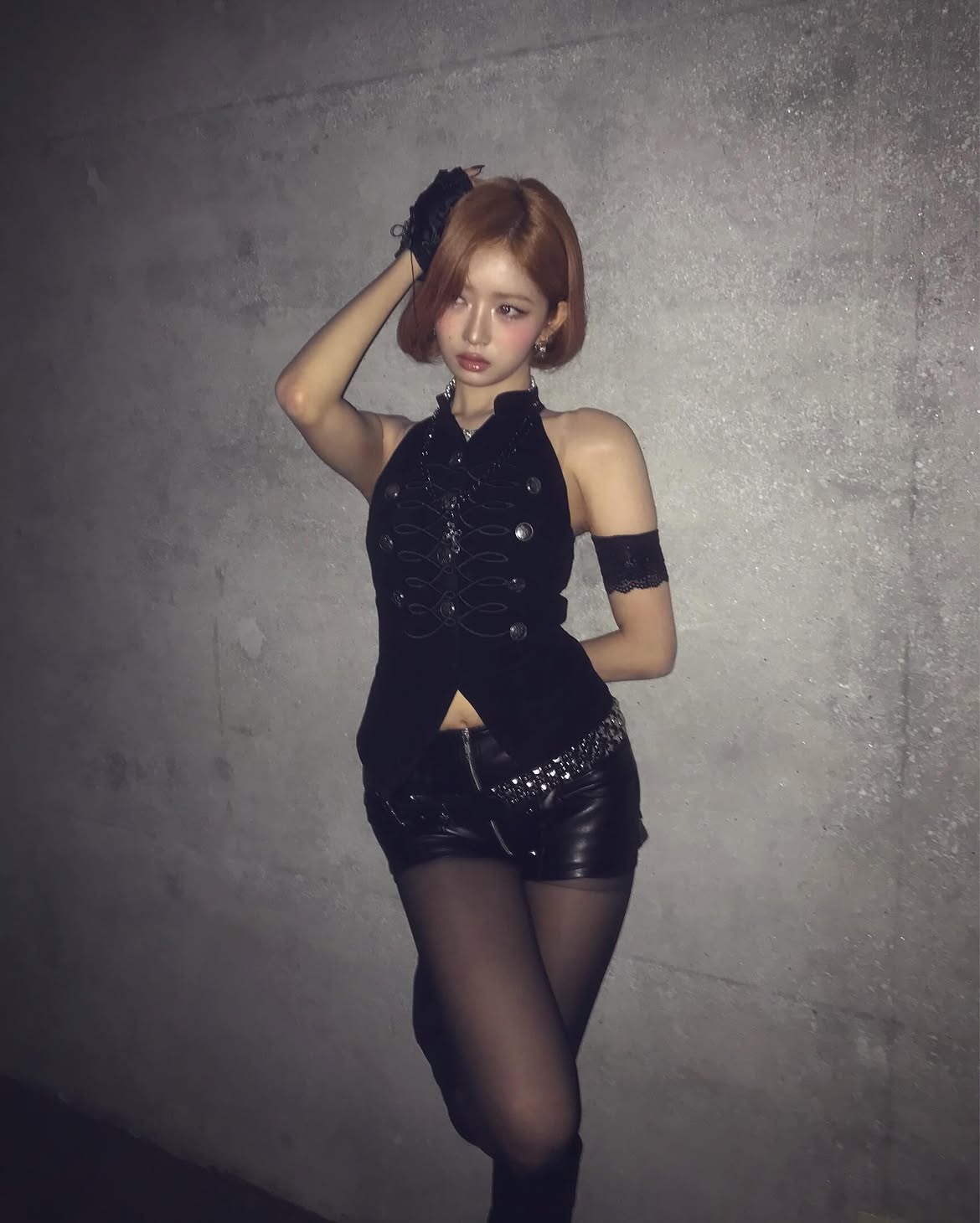 RAY Instagram 白色连衣裙 微妙上胸深V + 黑色穿搭 黑色丝袜 大腿