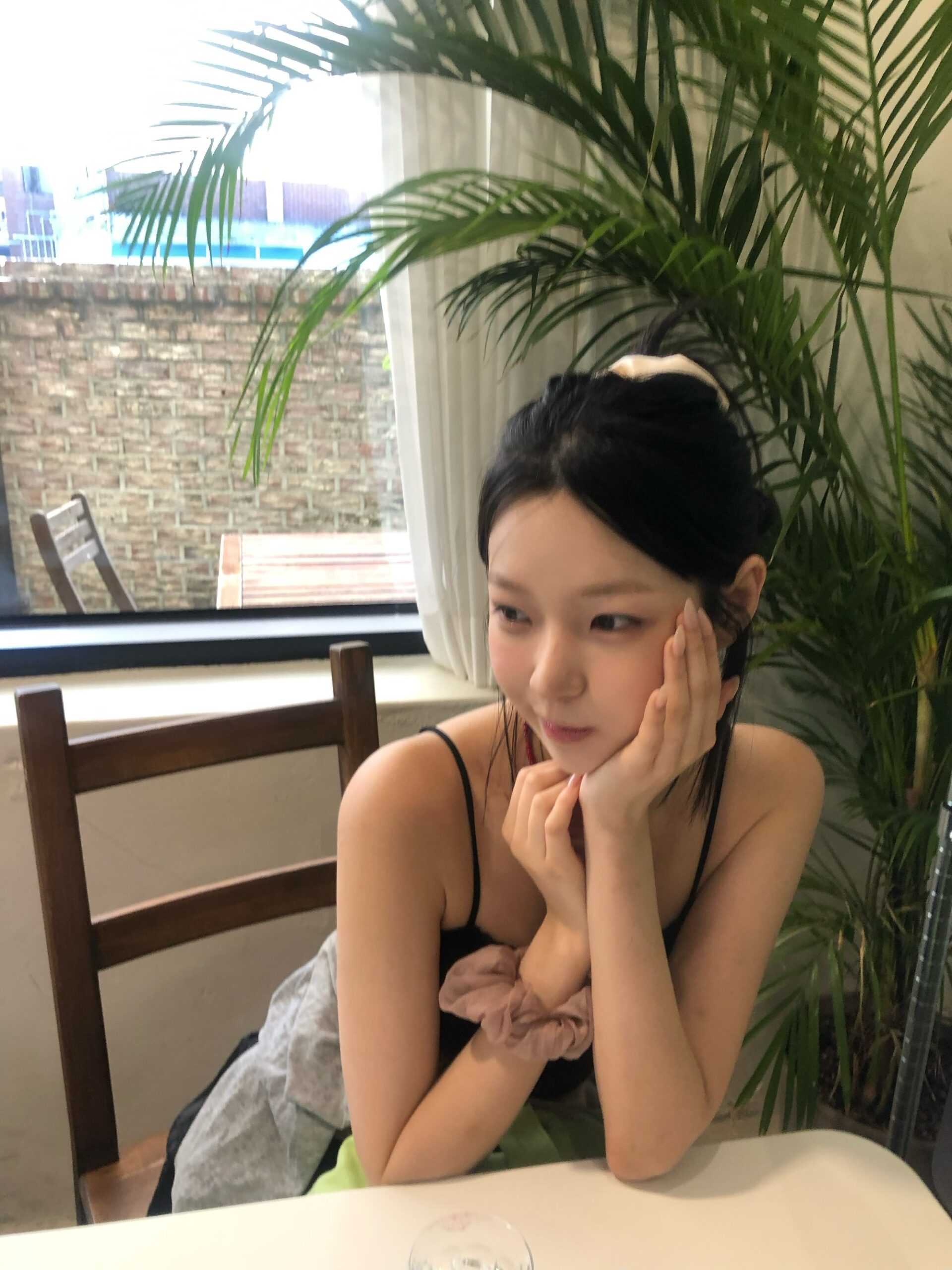 백지헌 수영장 지퍼 내린 래시가드 + 검정 레이스 끈나시 가슴골