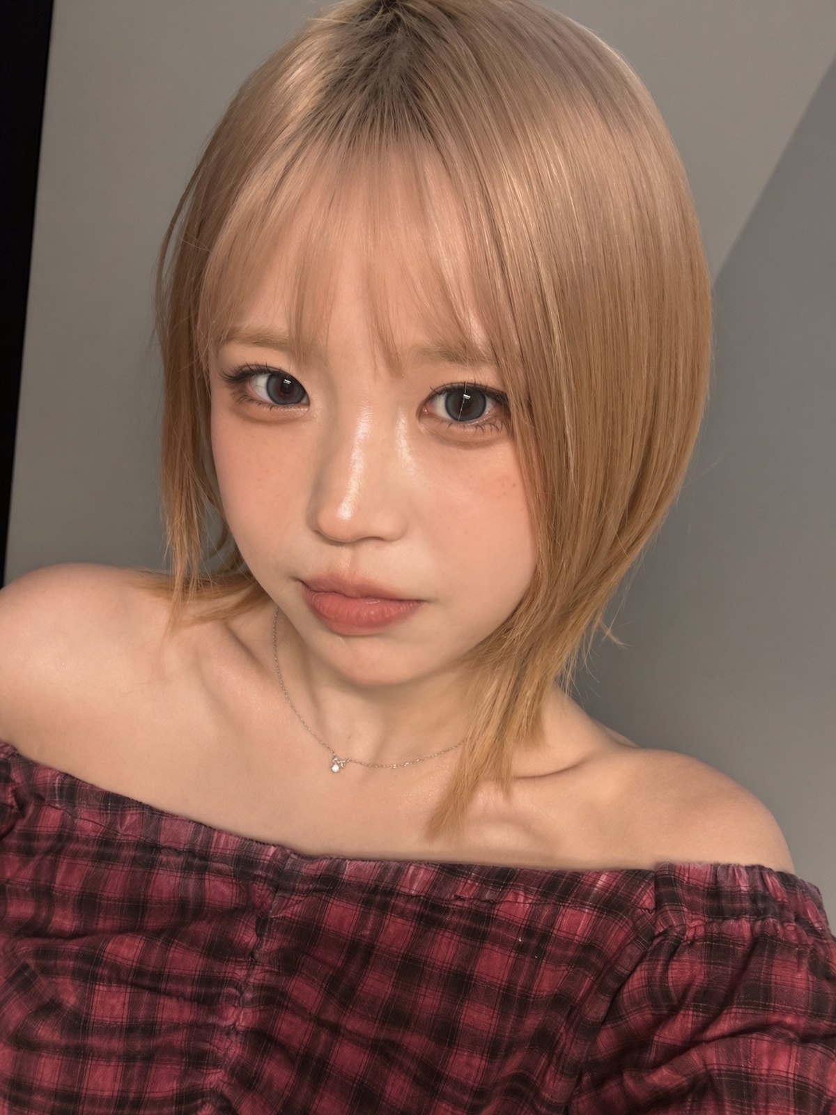 FNa Song Ha-young Purple Check Off-Shoulder Close-Up Shot Smooth Shoulder Line