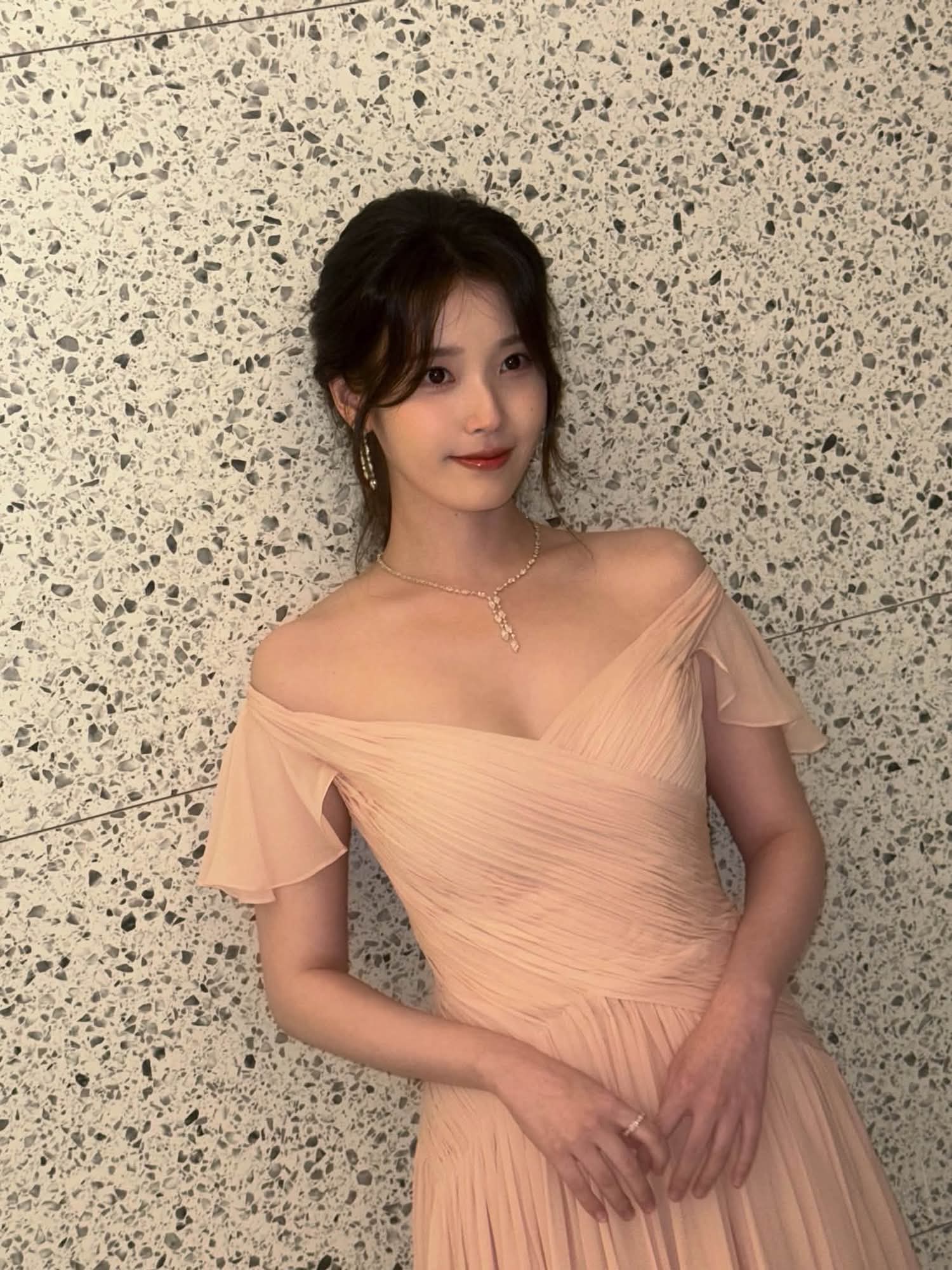 청룡어워즈 퇴근길 아이유...차에 타면서 핑크드레스 가슴골 방심 #2
