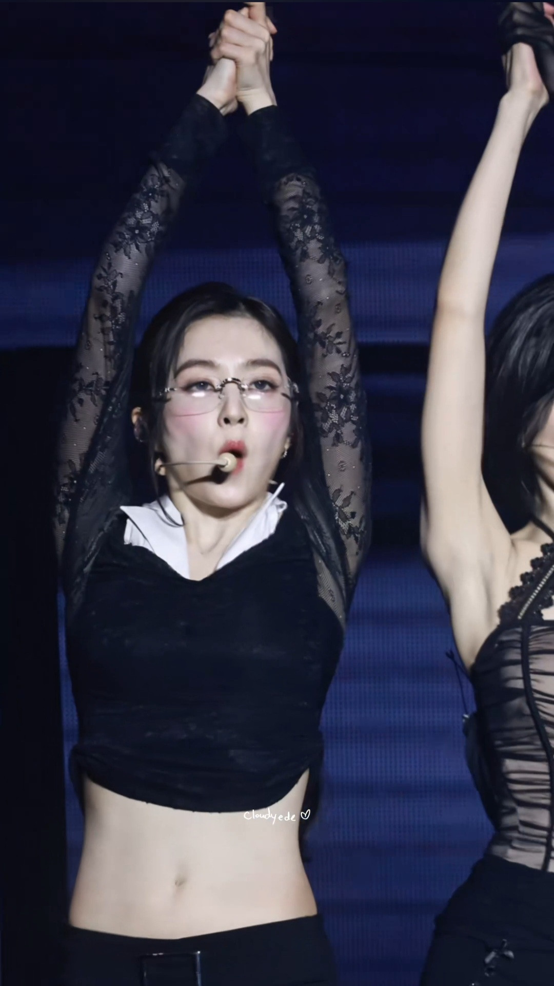 Red Velvet コンサート 腕が縛られているような振り付け アイリーン 色っぽい表情 腹部 おへそ