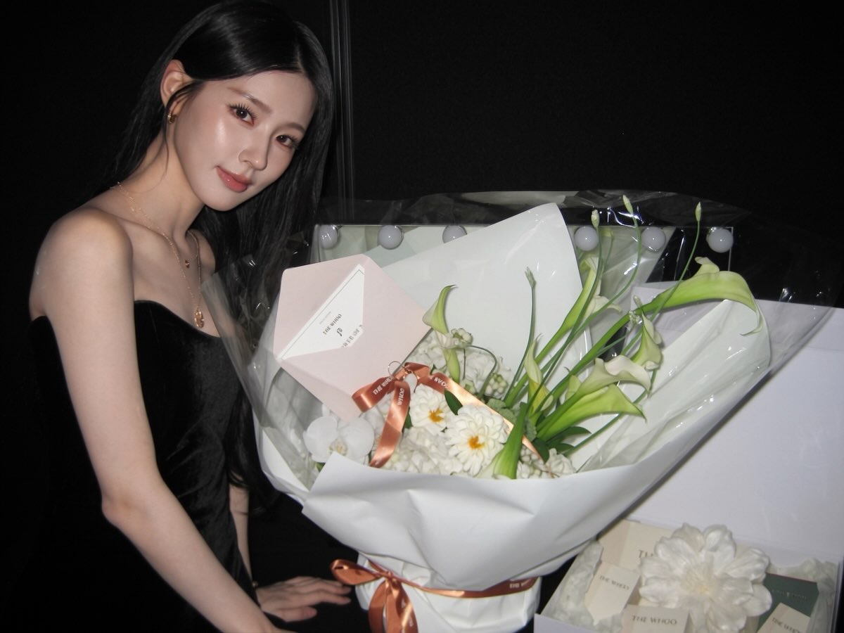 (G)I-DLE Miyeon Black Off-Shoulder Dress Mingle Chest Cleavage - THE WHOO