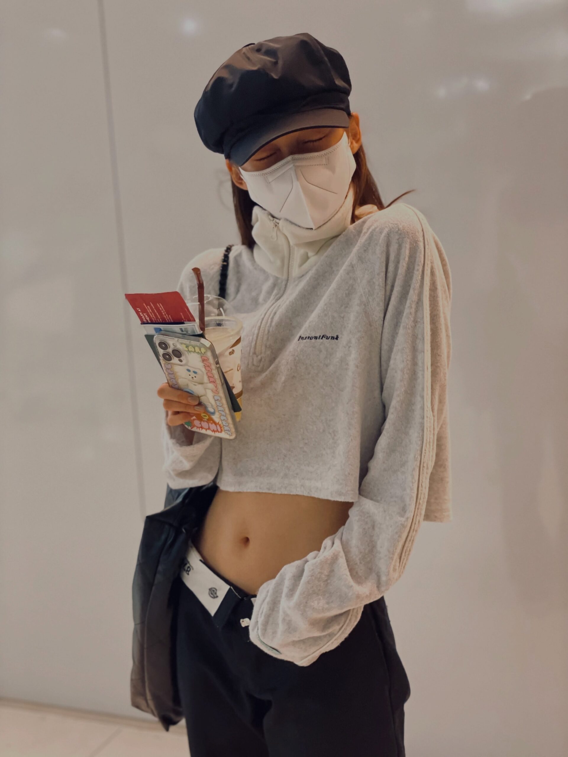 민망하게 생긴 돌하르방에 얼굴을 가까이 들이댄 아린 ㅗㅜㅑ