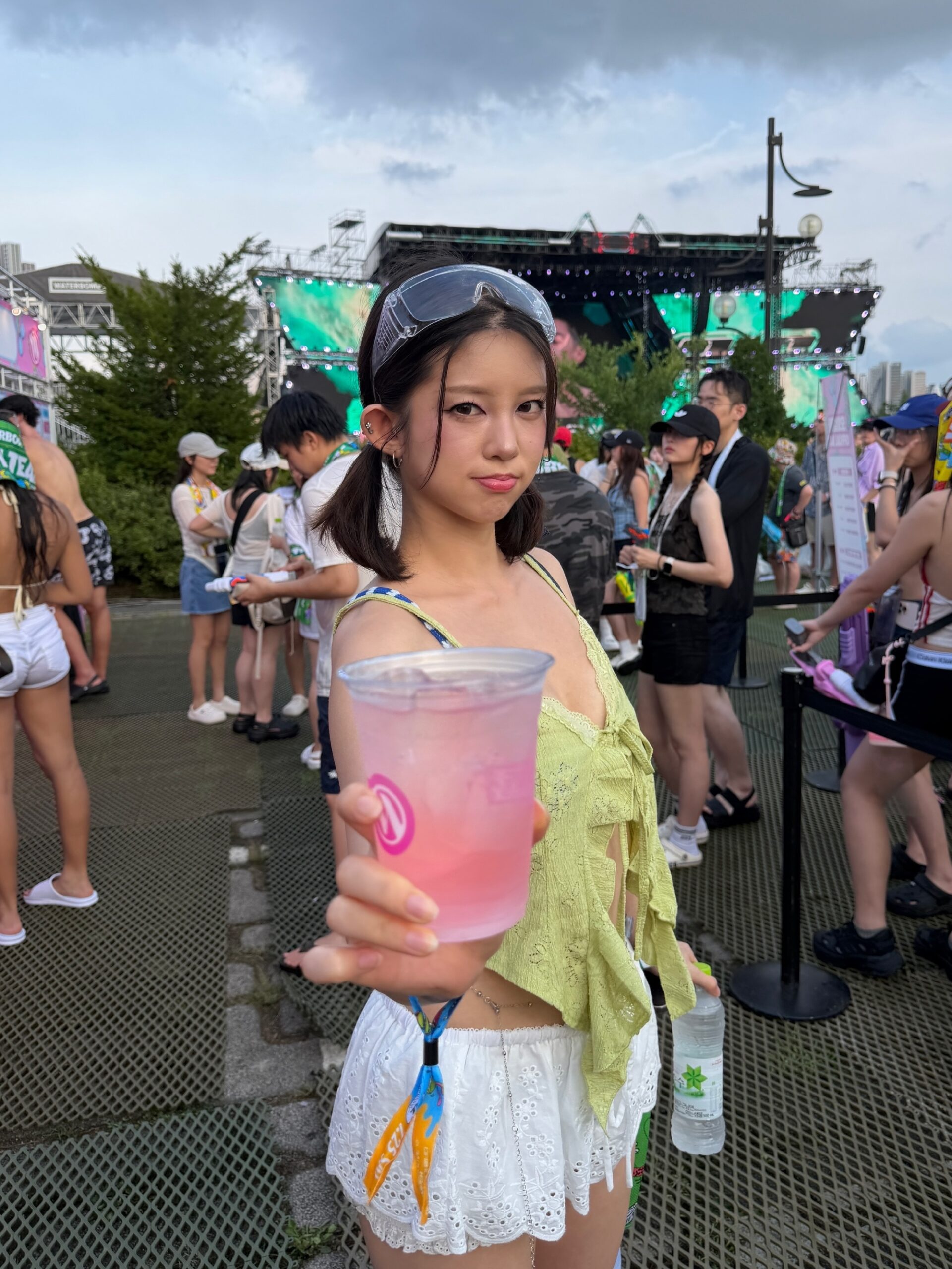 MOMOLAND Daisy 水上音乐节首尔 淡绿色吊带 被水浸湿的胸前露出