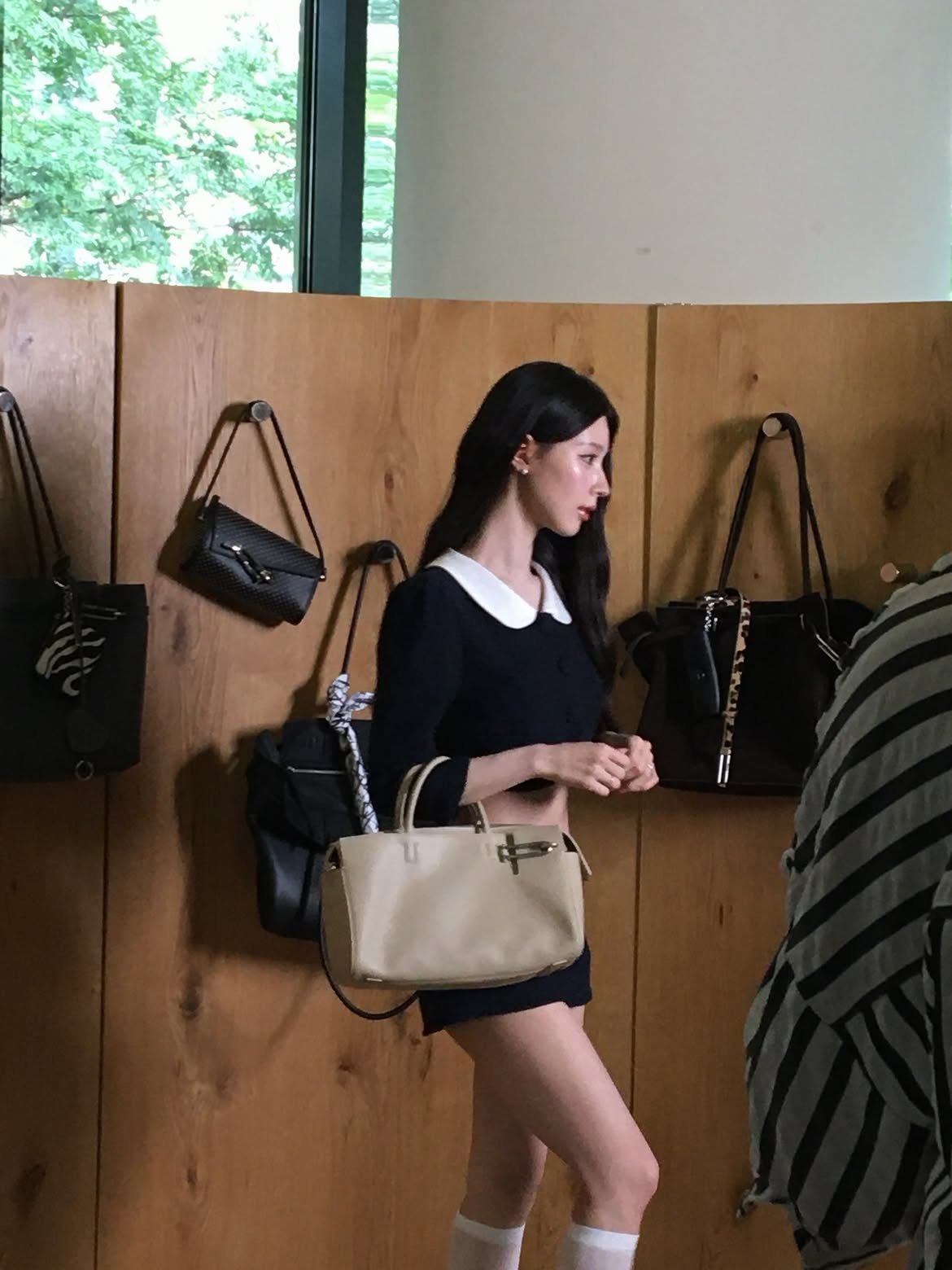 아이들 미연 남색 크롭 여성정장 잘록한 복부 배꼽 - 인스타