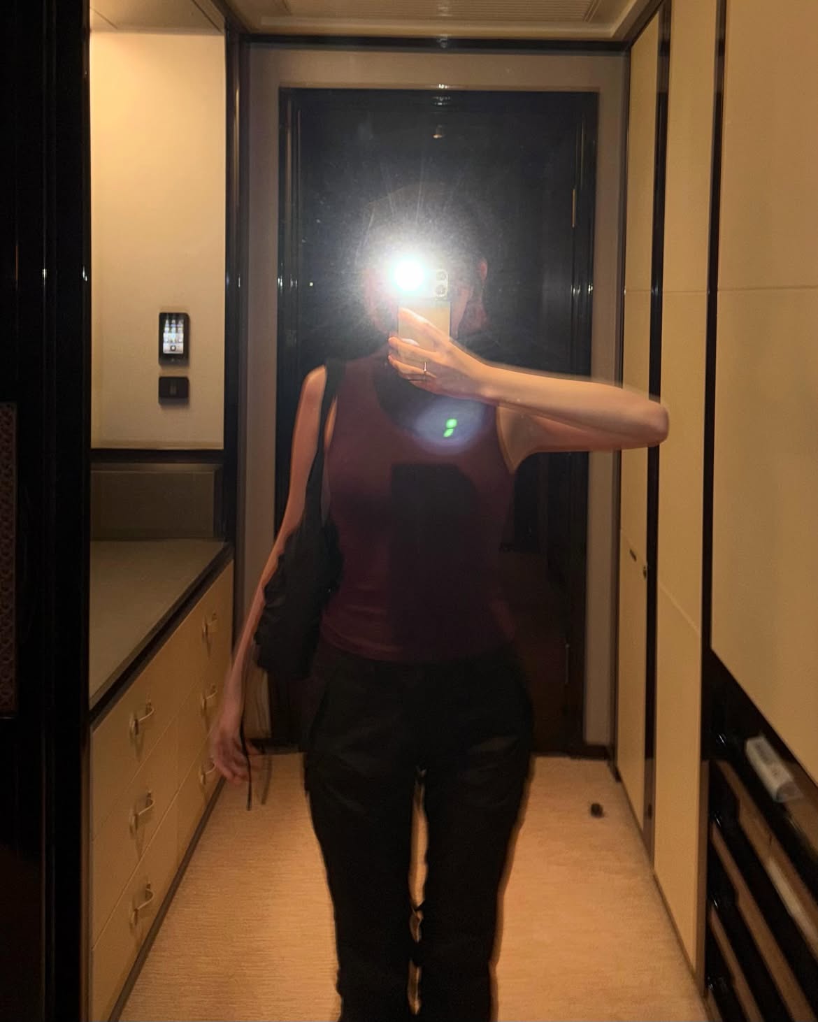 RAY Instagram 白色连衣裙 微妙上胸深V + 黑色穿搭 黑色丝袜 大腿