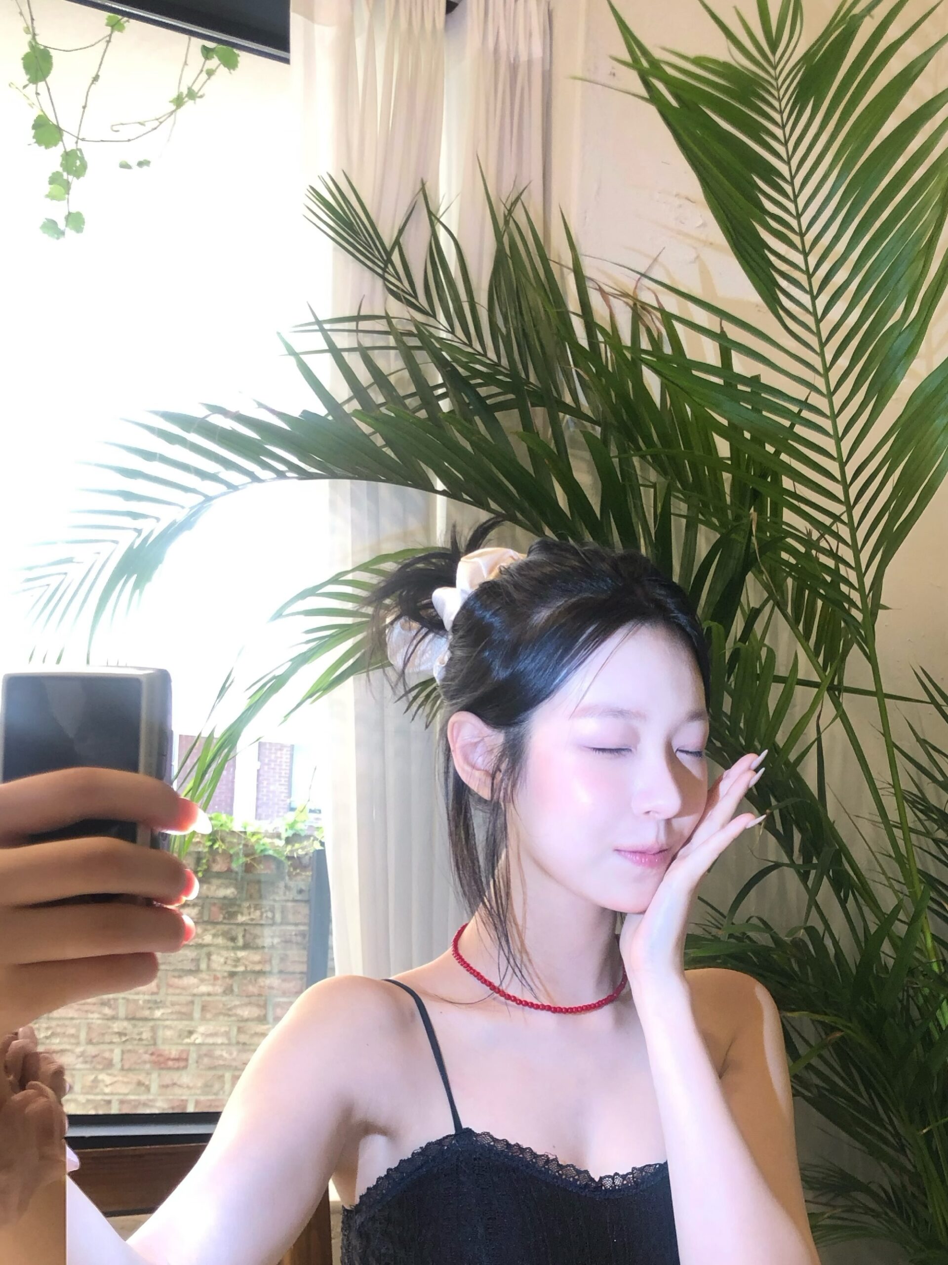 백지헌 수영장 지퍼 내린 래시가드 + 검정 레이스 끈나시 가슴골