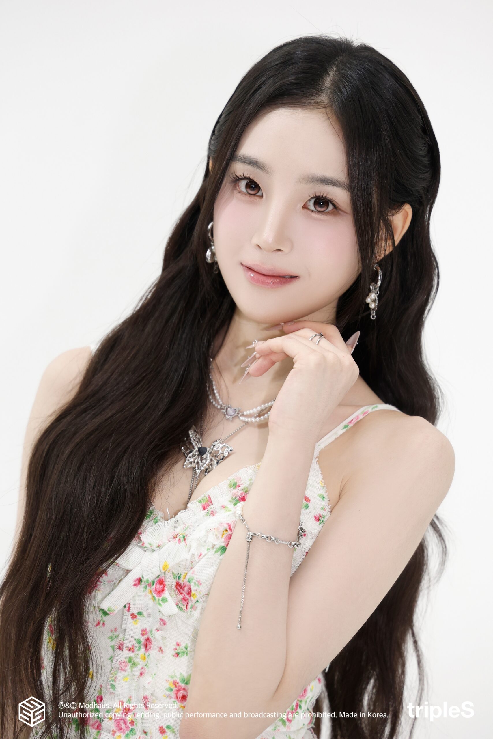 트리플에스 지연 화이트 꽃무늬 끈나시 몽글한 가슴골 - 인스타