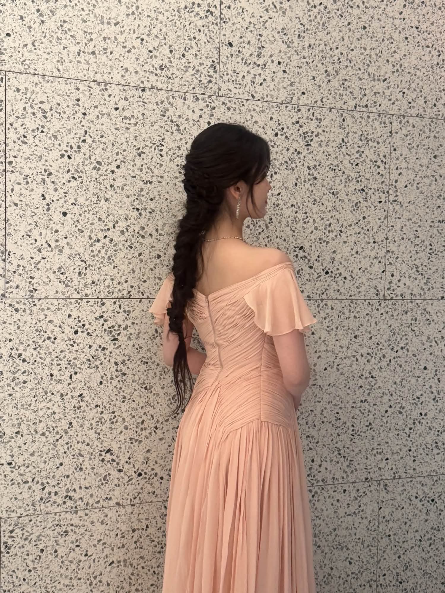 청룡어워즈 퇴근길 아이유...차에 타면서 핑크드레스 가슴골 방심 #2