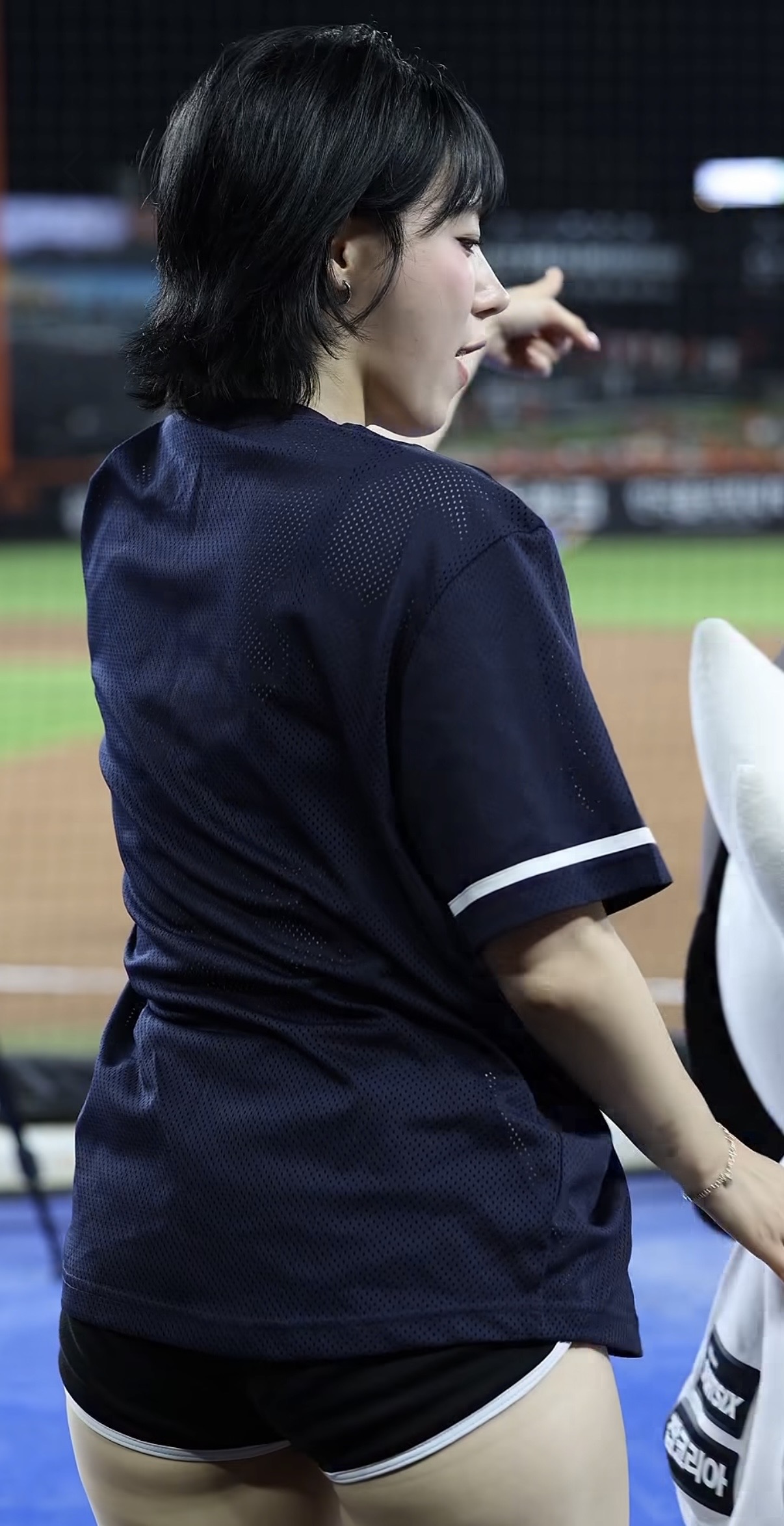 河智苑 チアリーダー ドルフィン 背中姿
