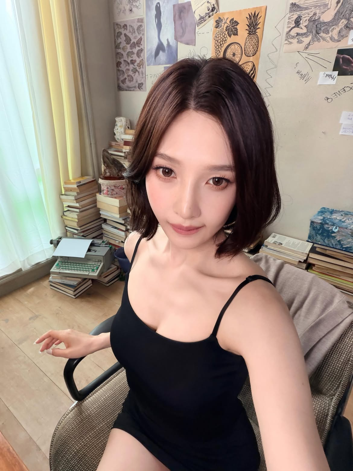 Red Velvet JOY 黑色细肩带吊裙 小女人风 低调的胸前展现 身材 - Instagram