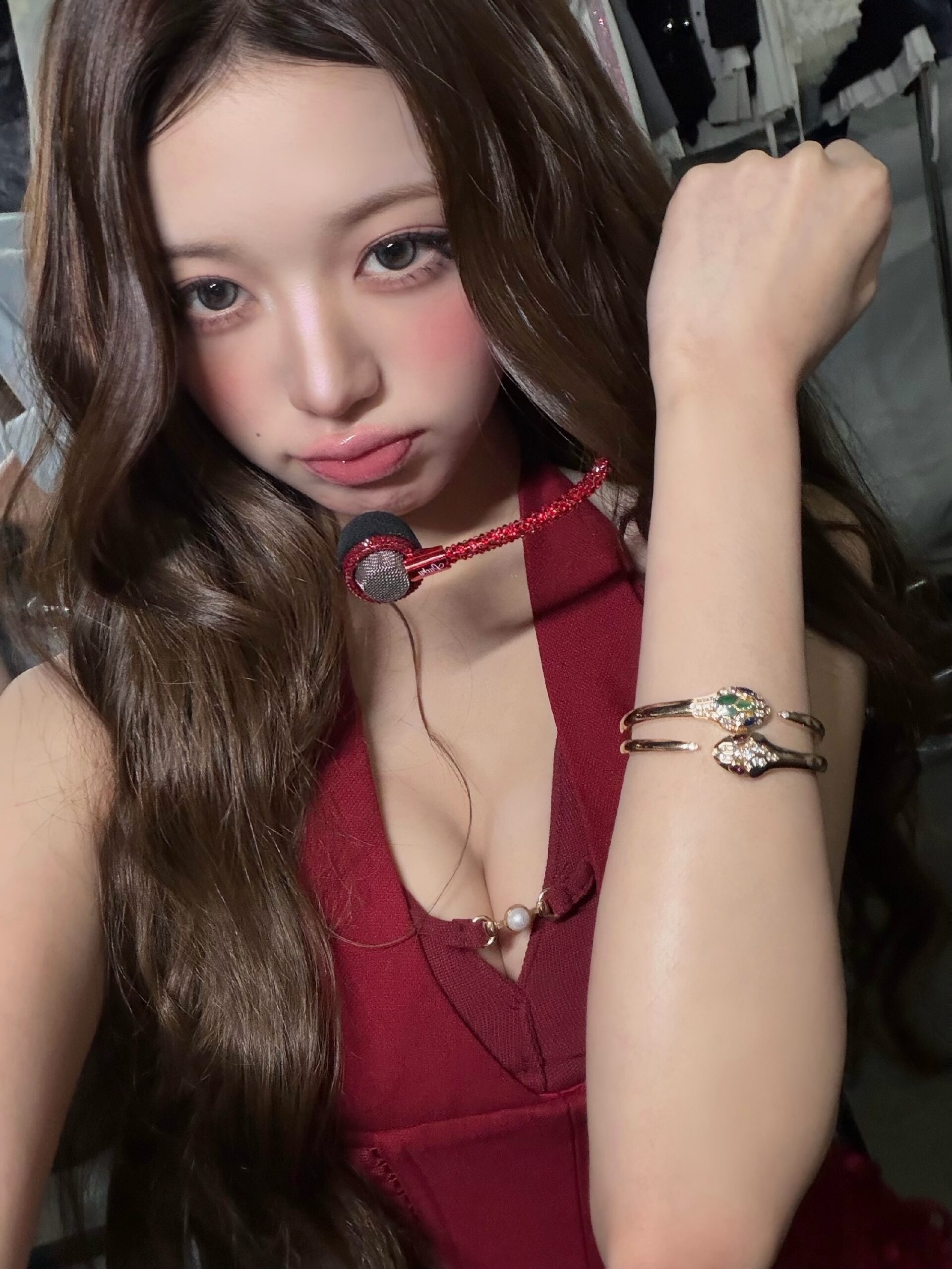 IVE 张元英 红色皮革束身衣 撩人胸部线条吸睛 - Instagram