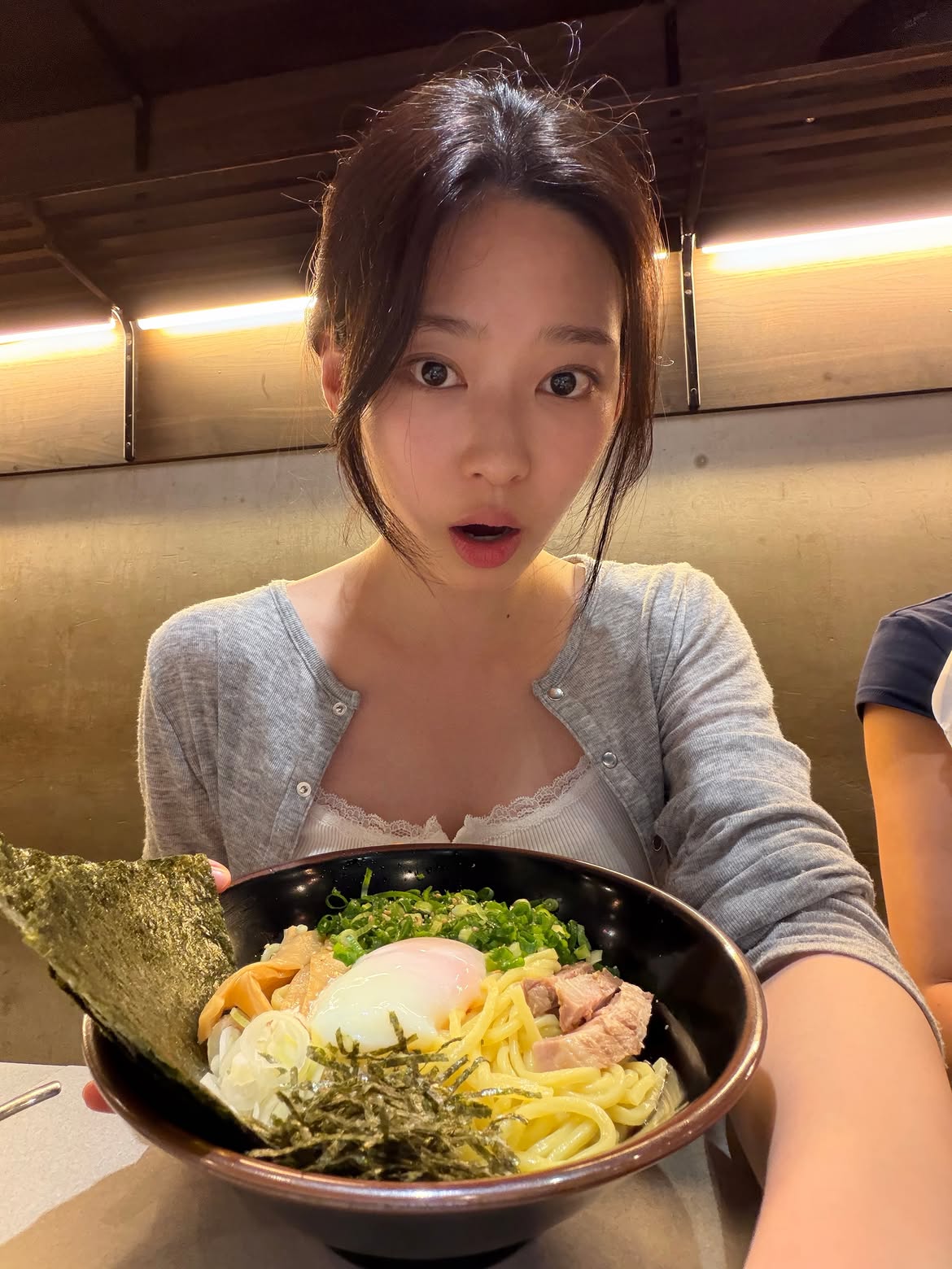 日本旅行：キム・ミンジュのブラトップが映える、ふっくら白T＋チョンミニの脚線美 #2