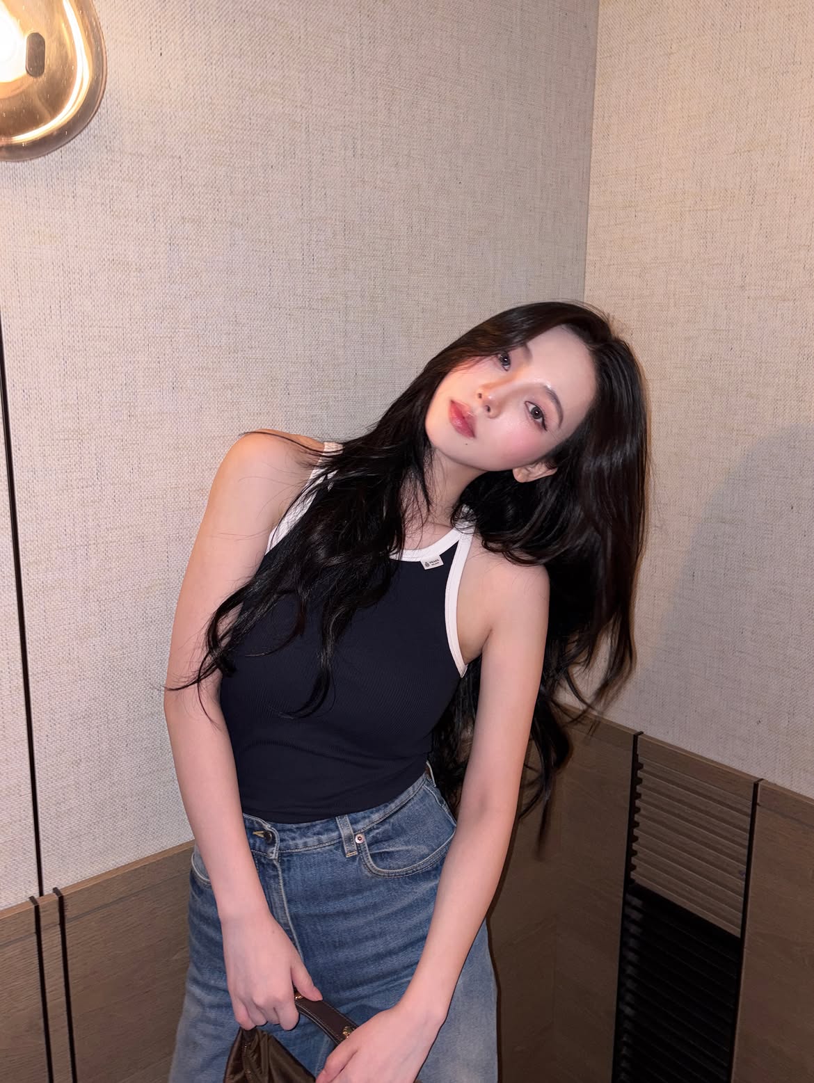昨天的Karina机场穿搭：黑色胸带可见的厚实深海军蓝无袖