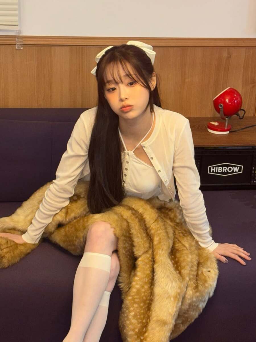 Chuu is sexy just by existing... Pure white string halter with a figure-embracing bust line pheromone