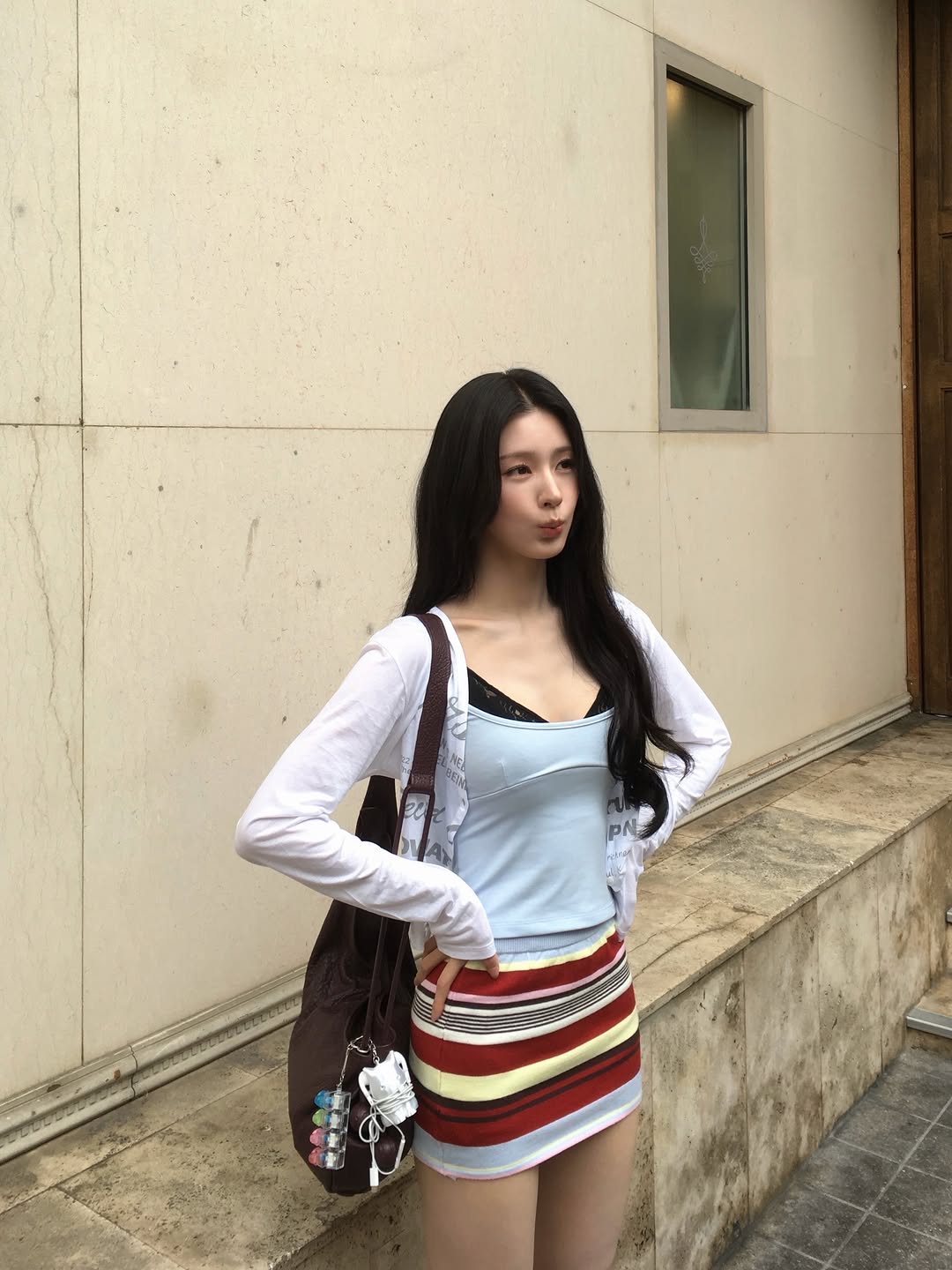 미연 검정 브라 삐져나온 하늘색티 가슴골 + 줄무늬 초미니 야벅지