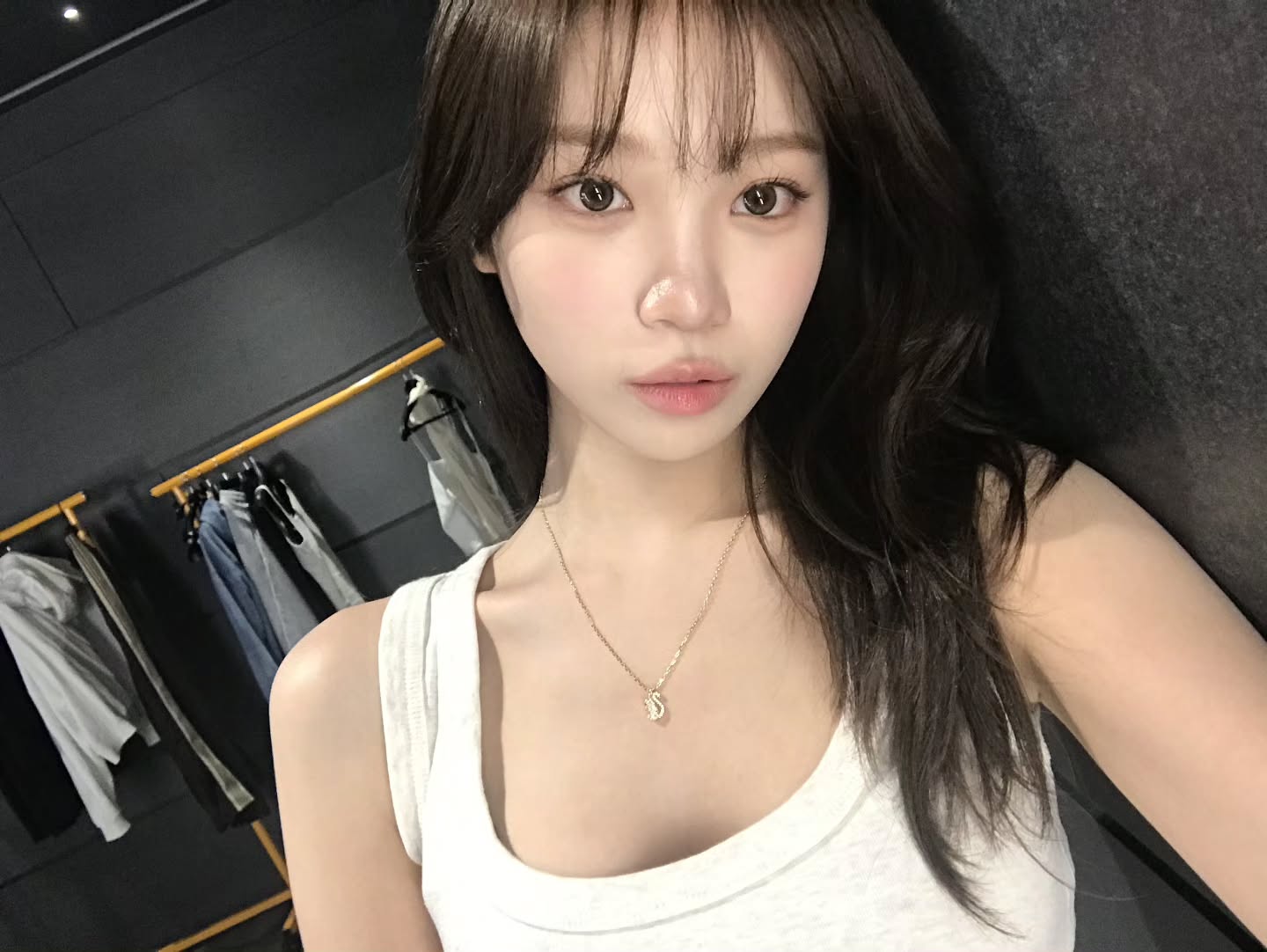金彩元 日本旅行 花纹吊带衫 蓬松的胸口沟壑 信息素 - Instagram