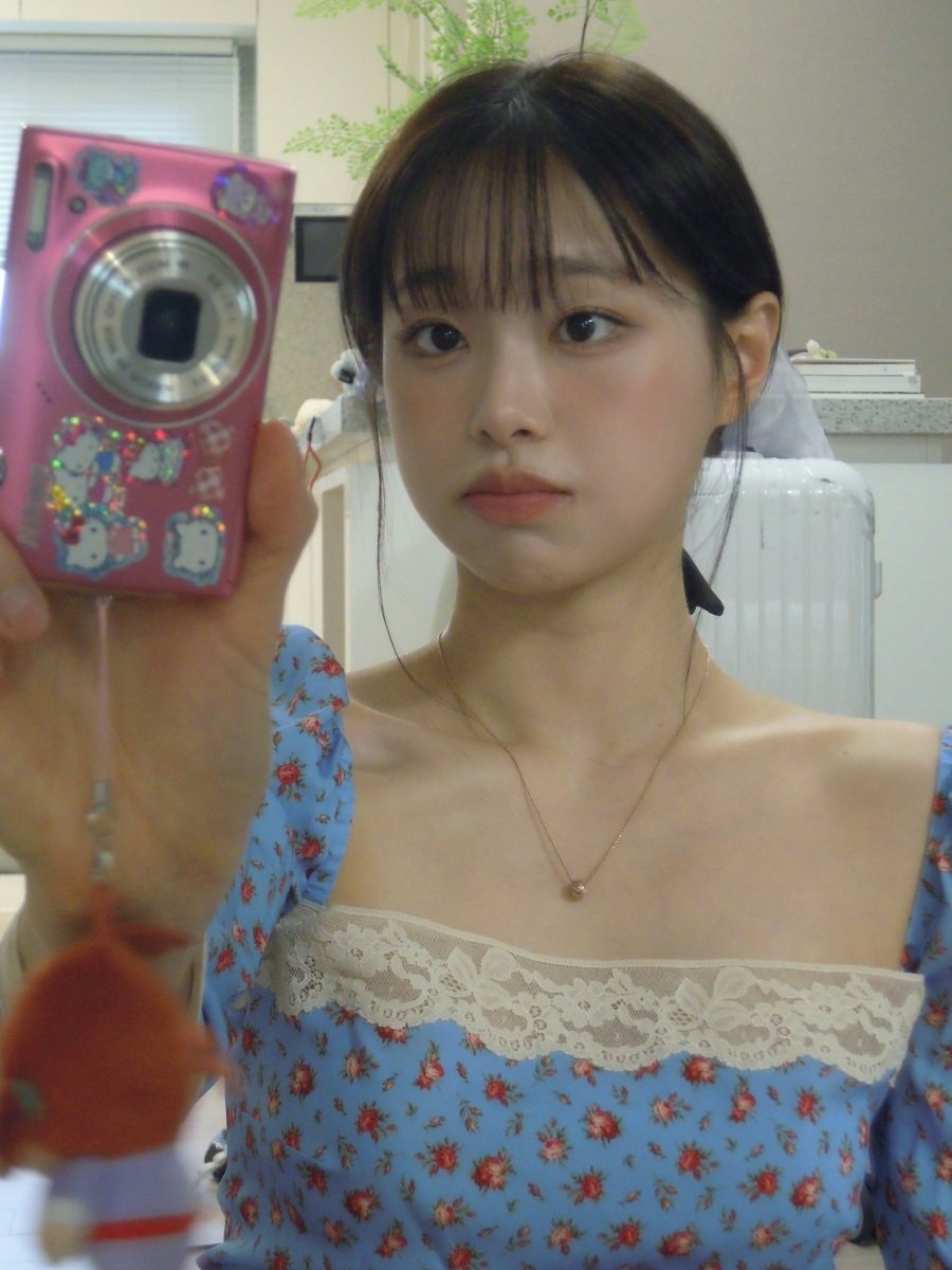 完全没有露出却靠白皙肌肤和双唇散发满满妩媚气息的CHUU