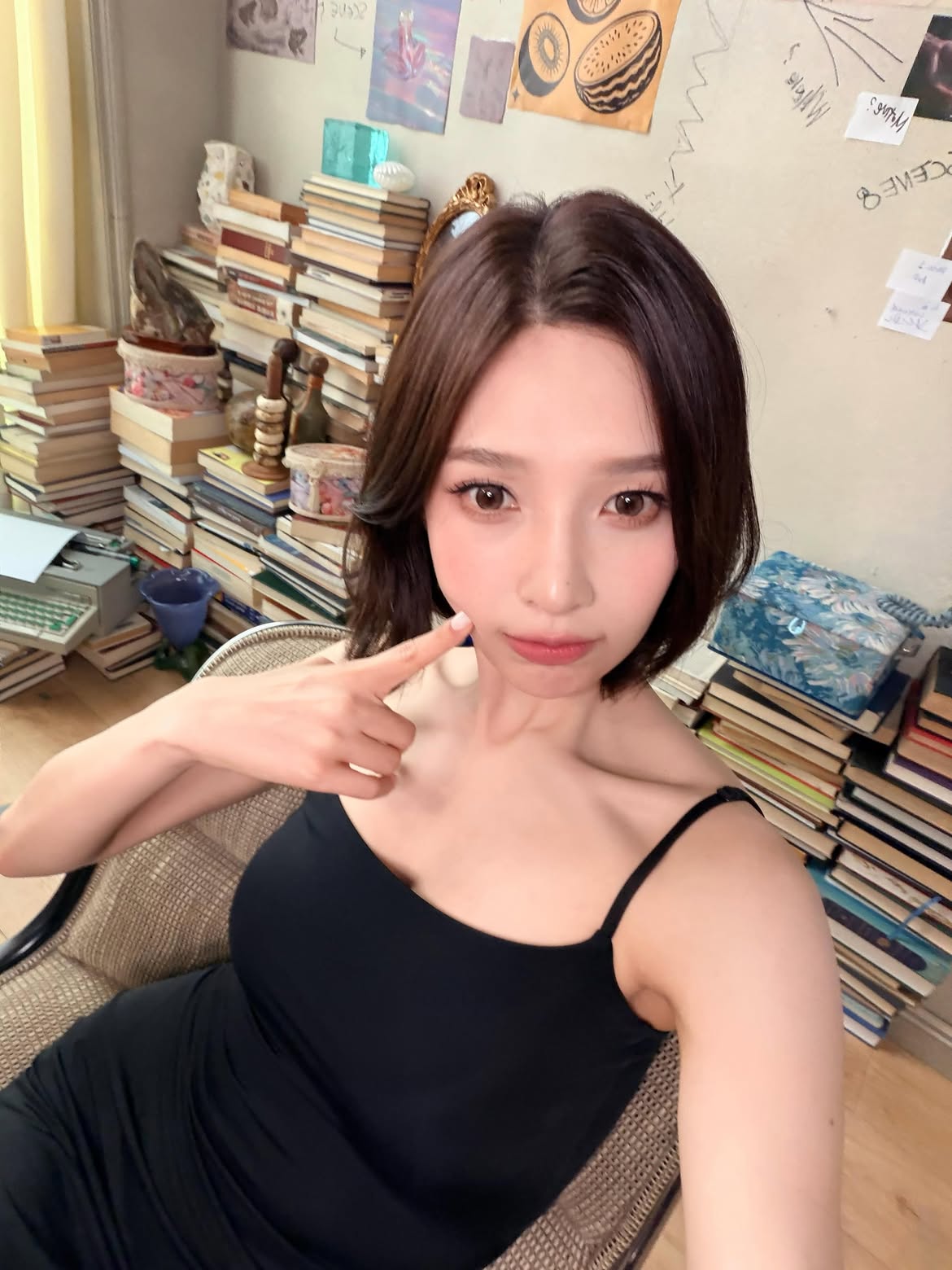 Red Velvet JOY 黑色细肩带吊裙 小女人风 低调的胸前展现 身材 - Instagram