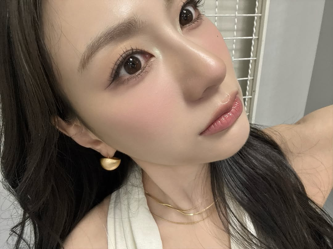 しゃがんでコミュニケーションするオハヨン だらっとしたホワイトのノースリーブ 胸元の油断シーン