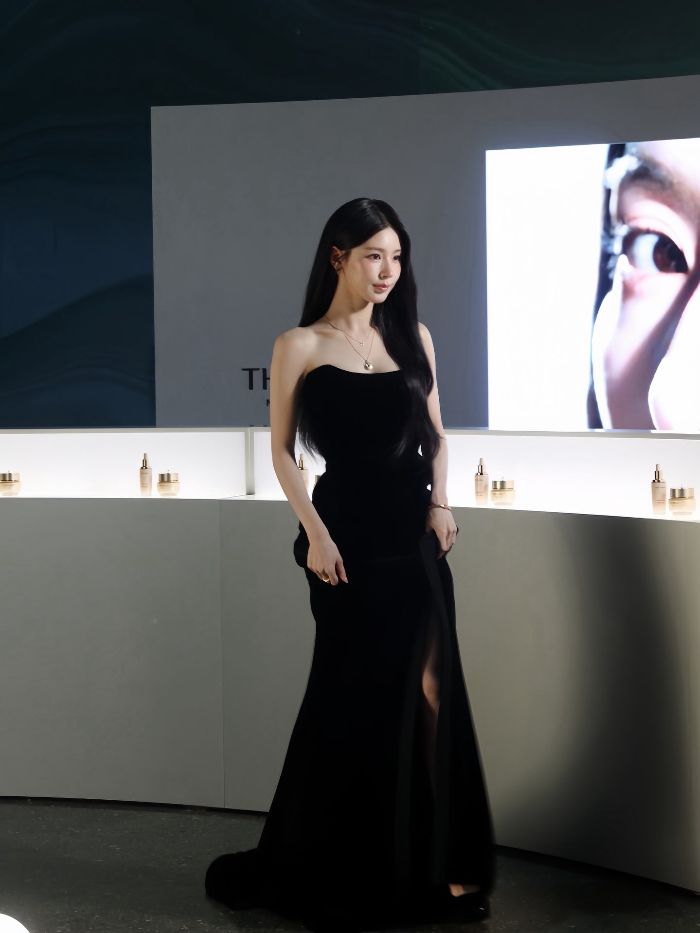 (G)I-DLE Miyeon Black Off-Shoulder Dress Mingle Chest Cleavage - THE WHOO