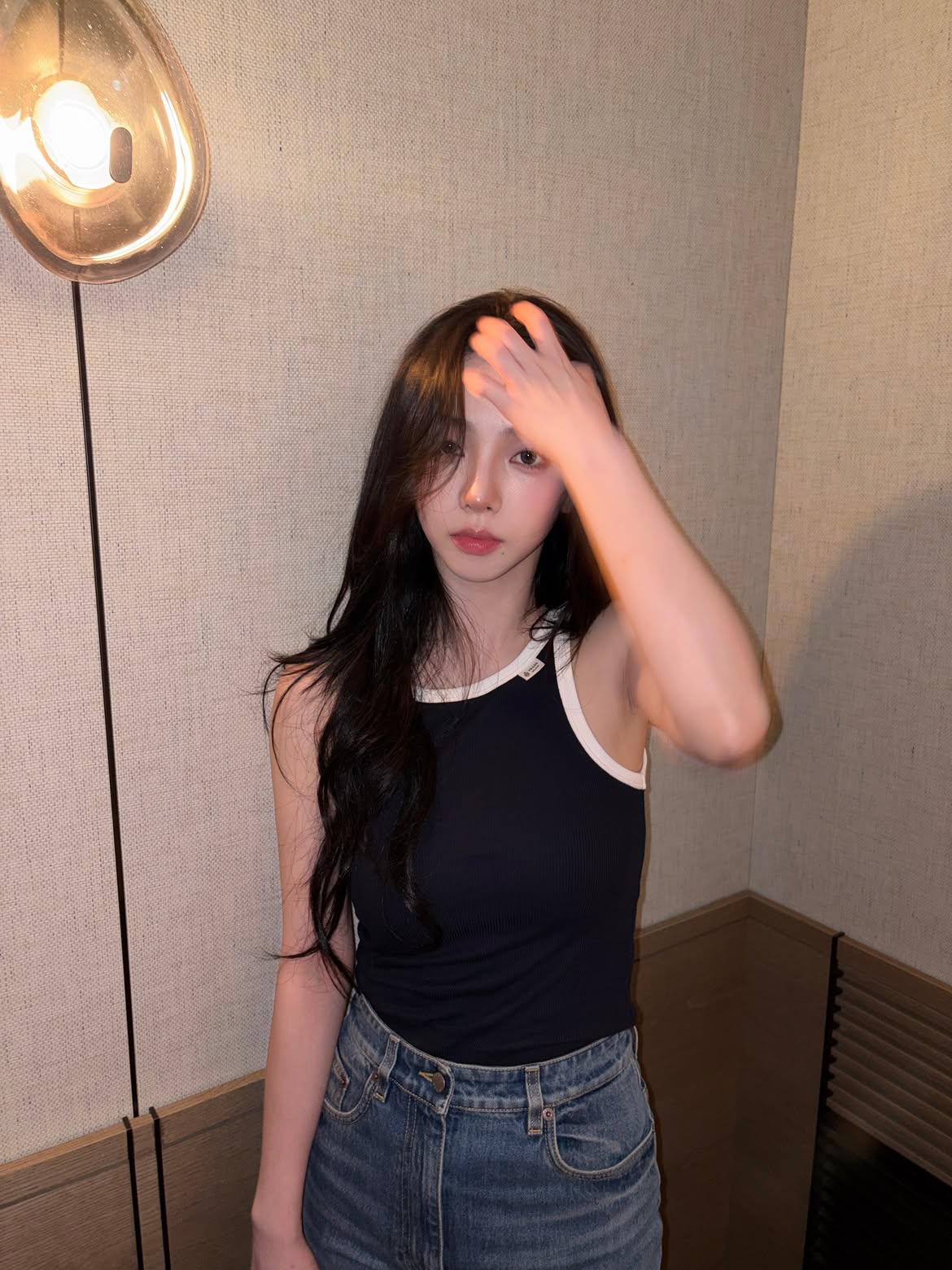 昨天的Karina机场穿搭：黑色胸带可见的厚实深海军蓝无袖