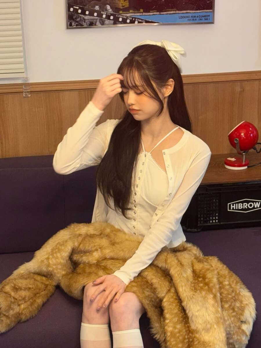 Chuu is sexy just by existing... Pure white string halter with a figure-embracing bust line pheromone