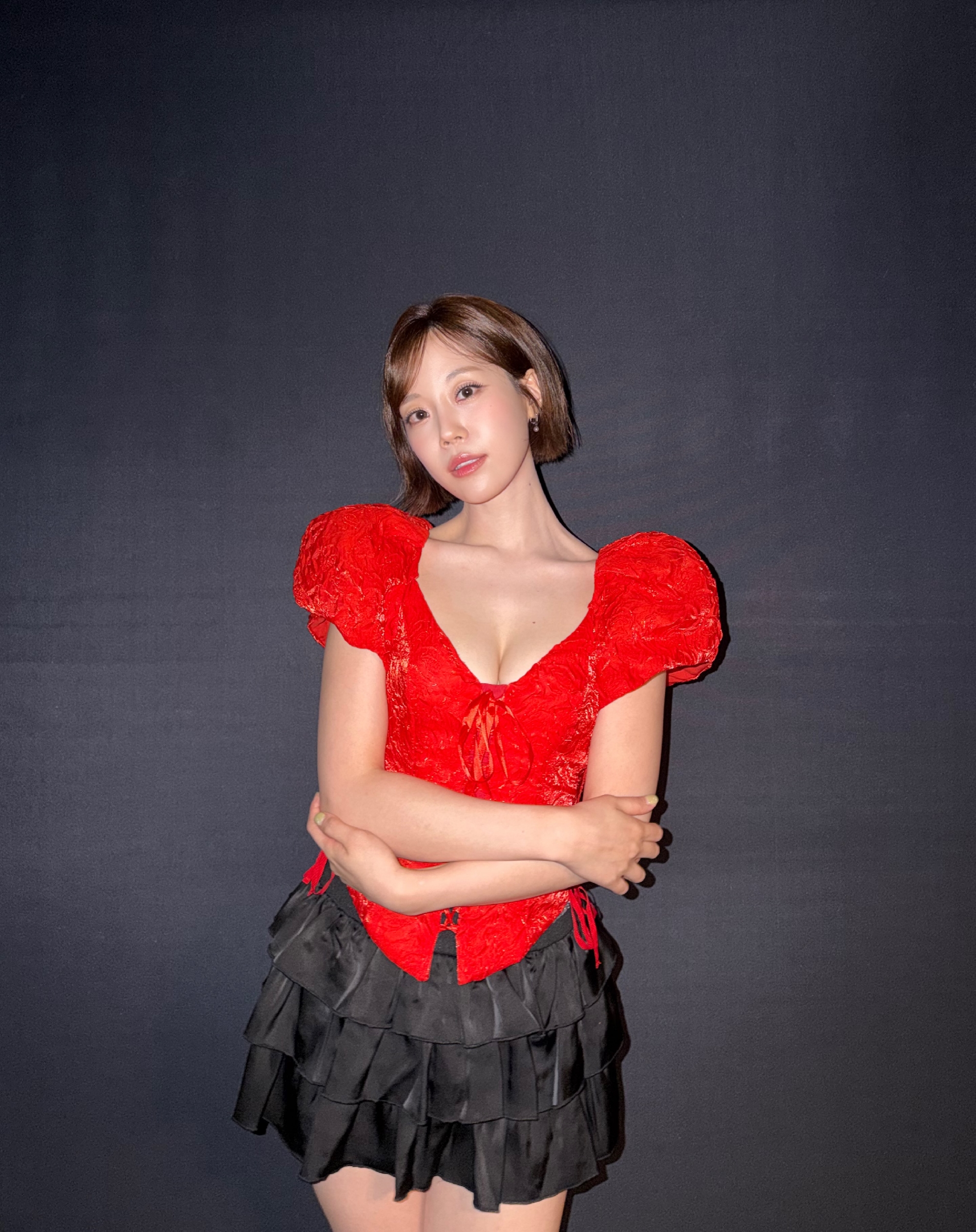 KARA ヒョ・ヨンジ 深く刻まれた赤いコルセット 胸元が見える谷間（高画質）