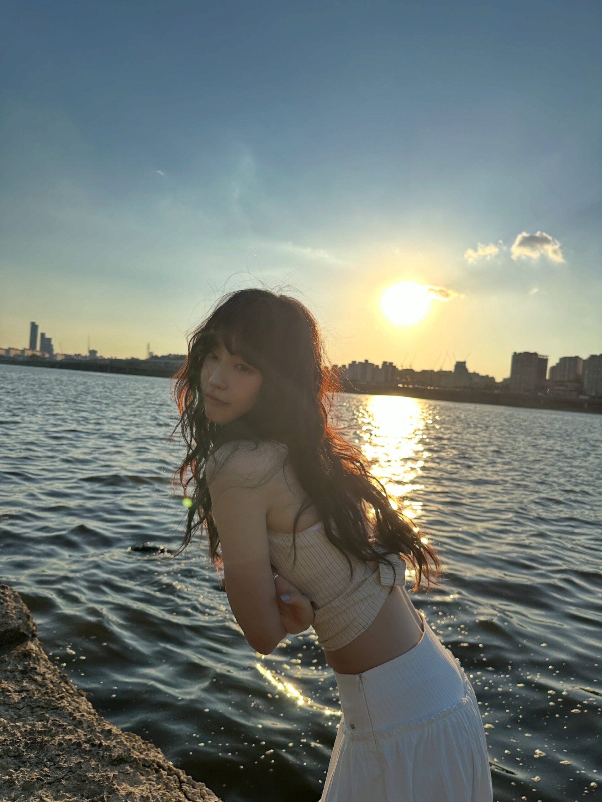 민망하게 생긴 돌하르방에 얼굴을 가까이 들이댄 아린 ㅗㅜㅑ