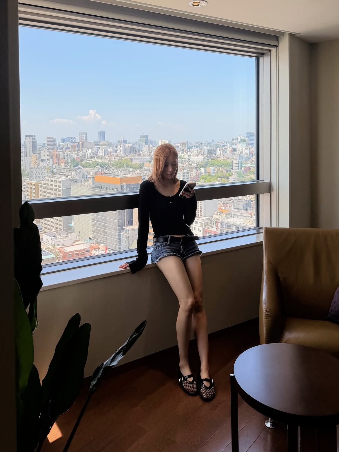 Kwon Eun-bi’s Challenge: Heavy Black Shirred Sleeveless Top’s Weighty Bounce