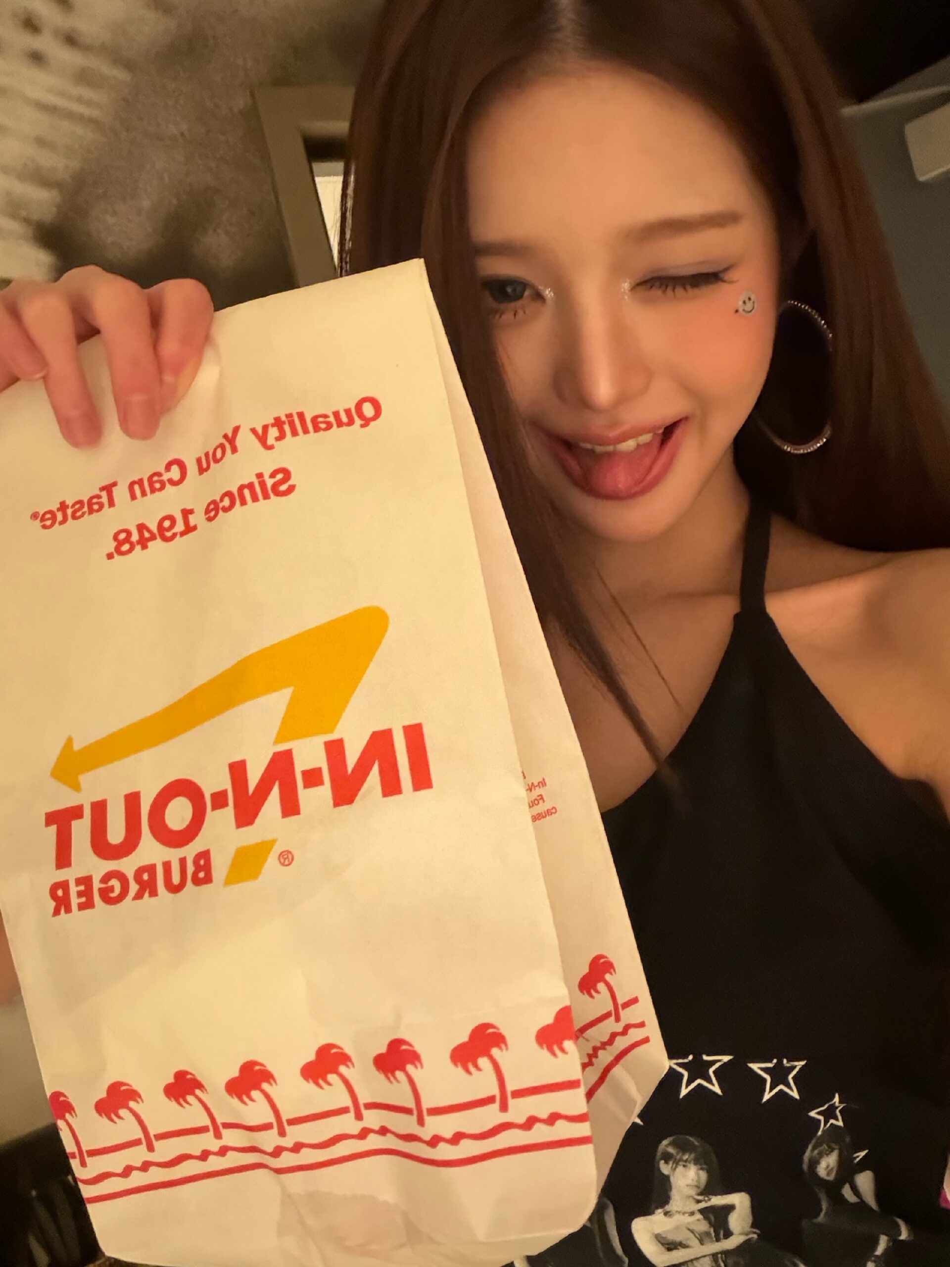 IVE 张元英 红色皮革束身衣 撩人胸部线条吸睛 - Instagram