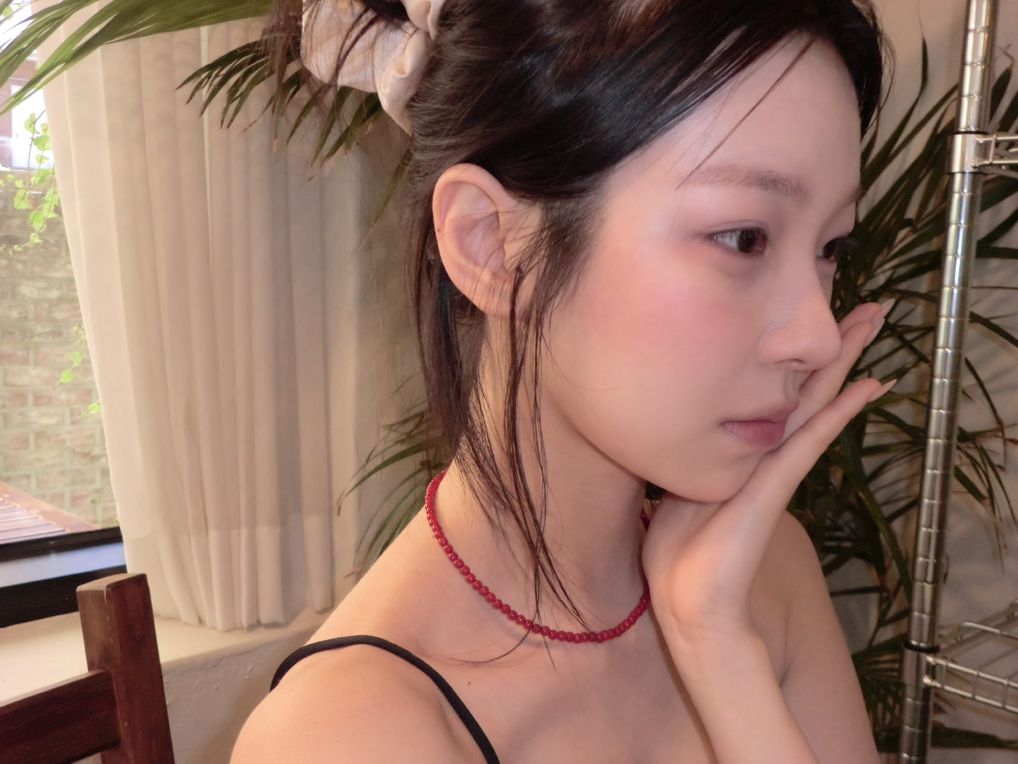 백지헌 수영장 지퍼 내린 래시가드 + 검정 레이스 끈나시 가슴골