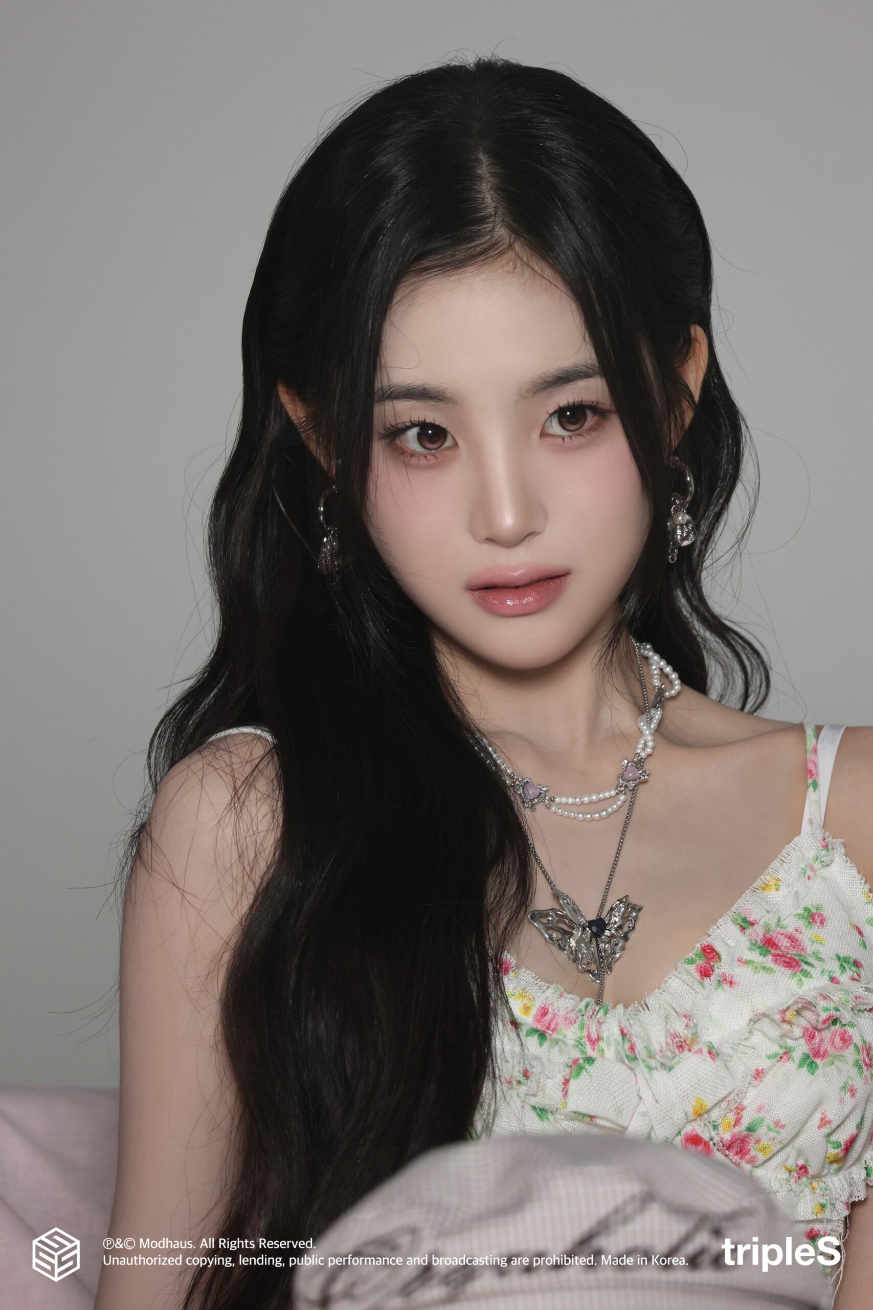 트리플에스 지연 화이트 꽃무늬 끈나시 몽글한 가슴골 - 인스타