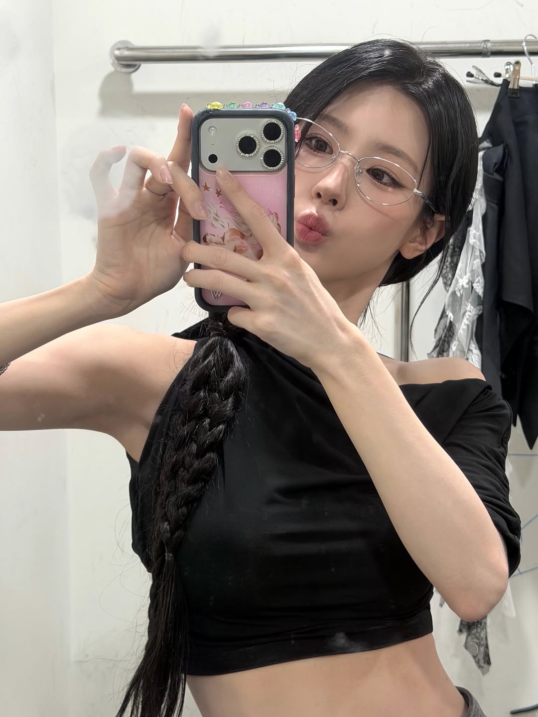 戴着眼镜伸舌头的米娅（Miuyeon）正面特写……从上方拍到的微微隆起的胸部