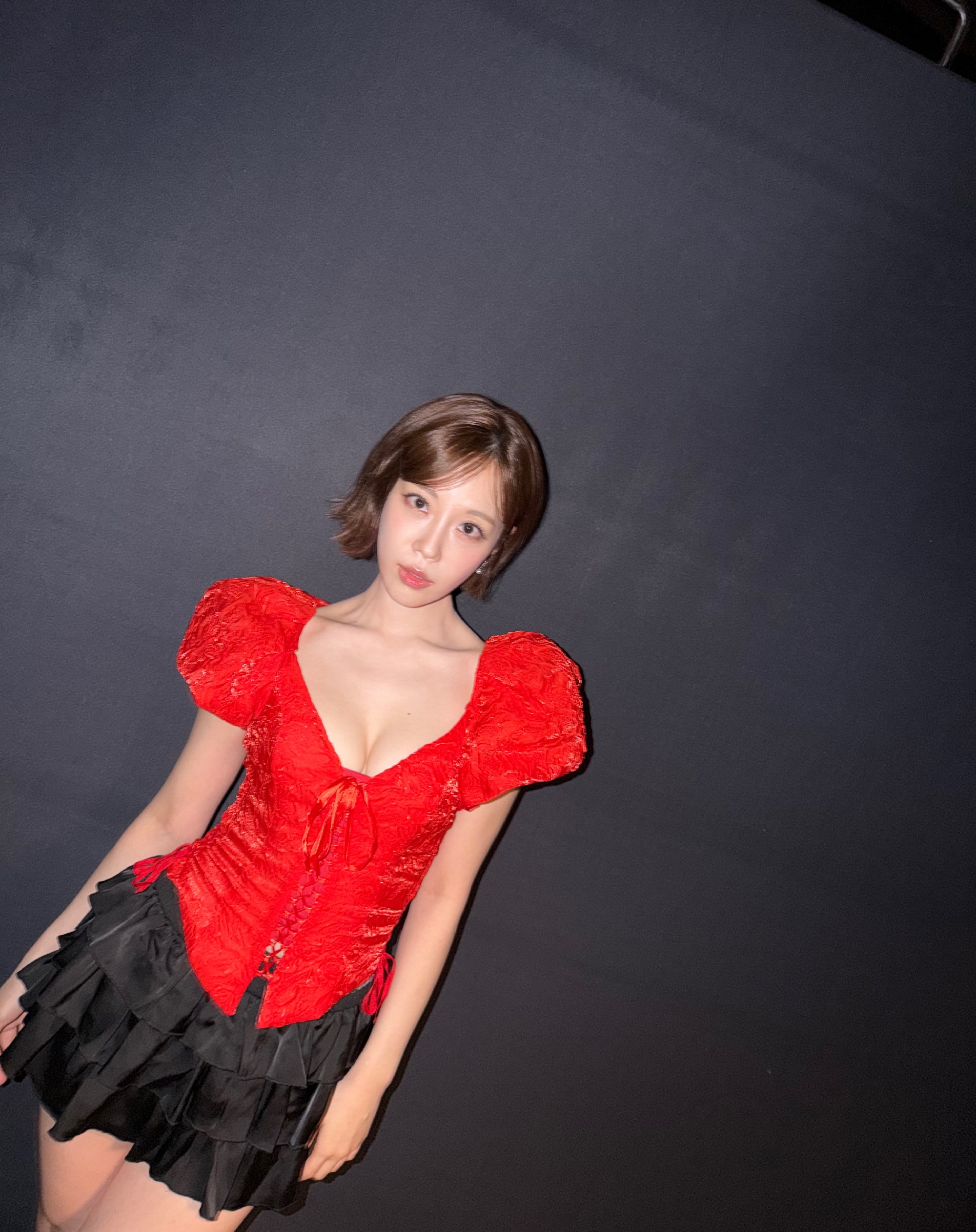 KARA ヒョ・ヨンジ 深く刻まれた赤いコルセット 胸元が見える谷間（高画質）