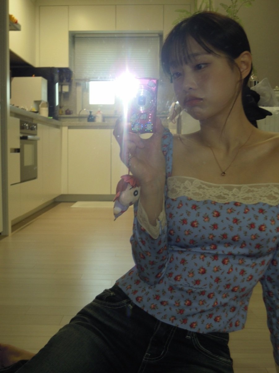 完全没有露出却靠白皙肌肤和双唇散发满满妩媚气息的CHUU