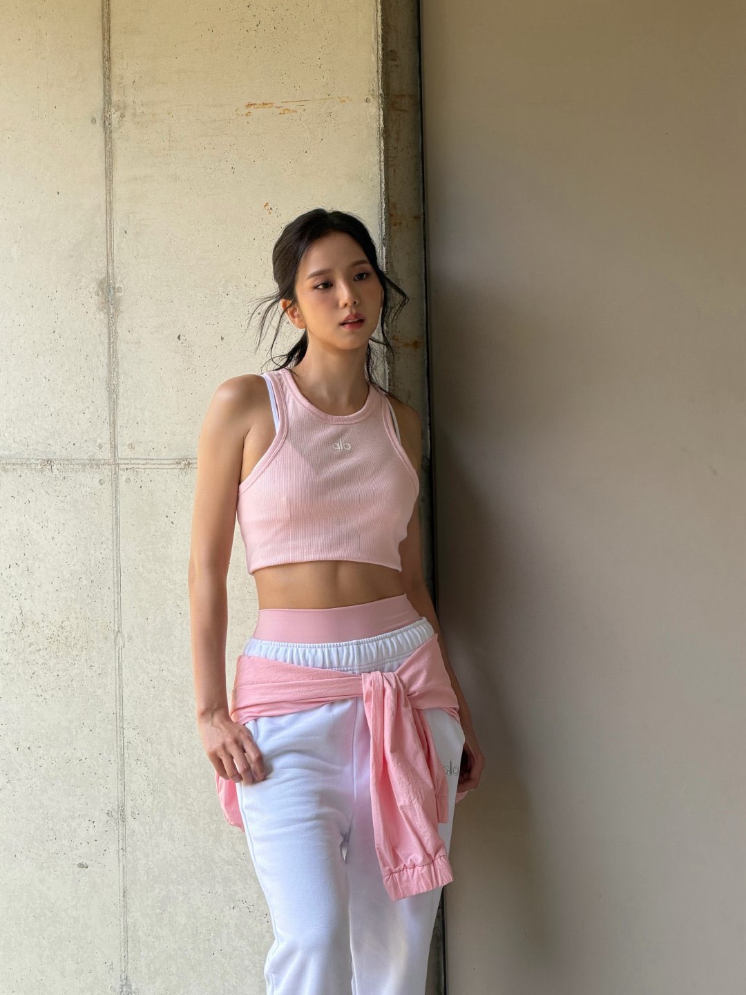 BLACKPINK Jisoo alo yoga 写真集 含蓄的胸部轮廓 竖脊肌 费洛蒙