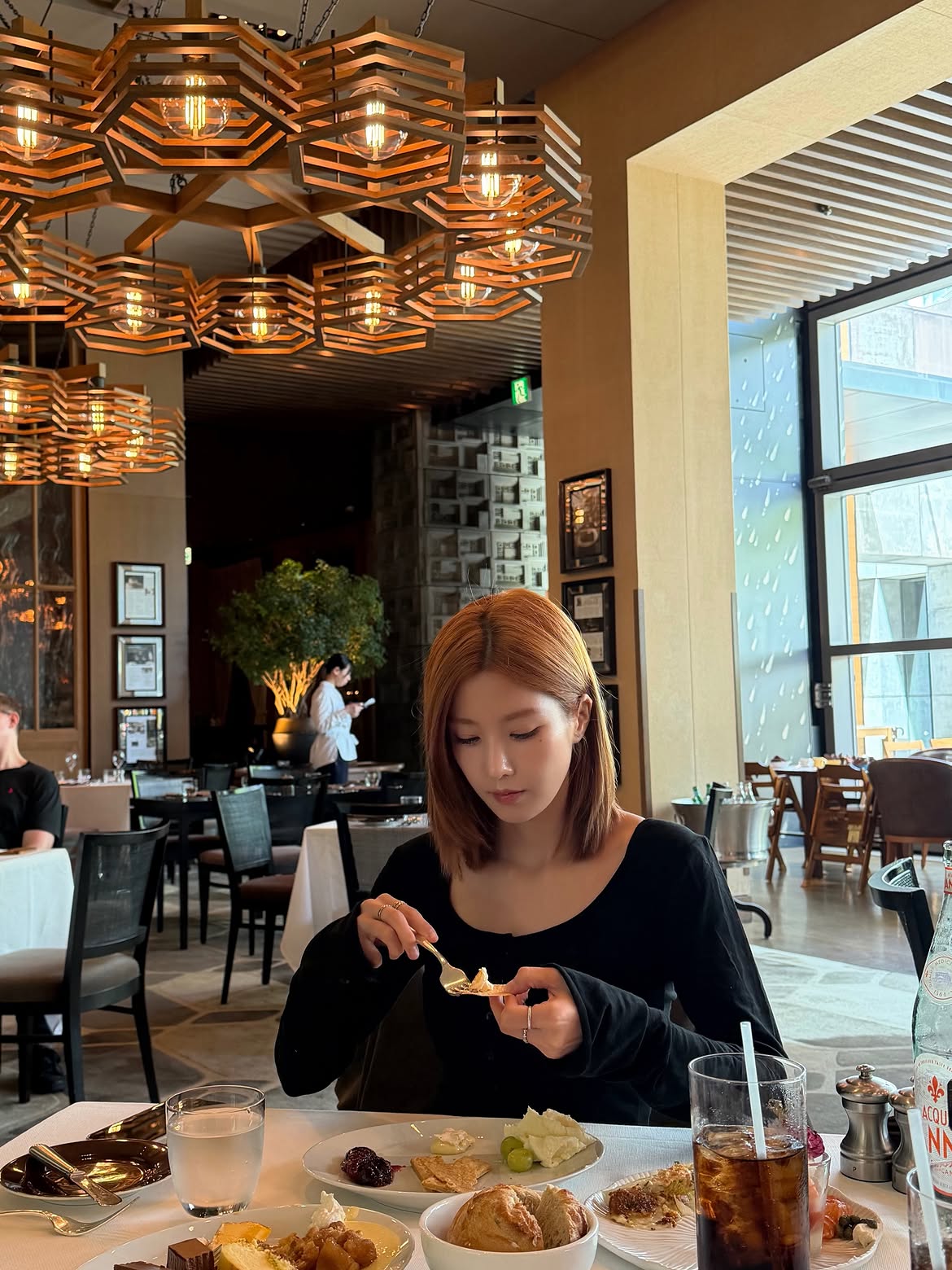 Kwon Eun-bi’s Challenge: Heavy Black Shirred Sleeveless Top’s Weighty Bounce