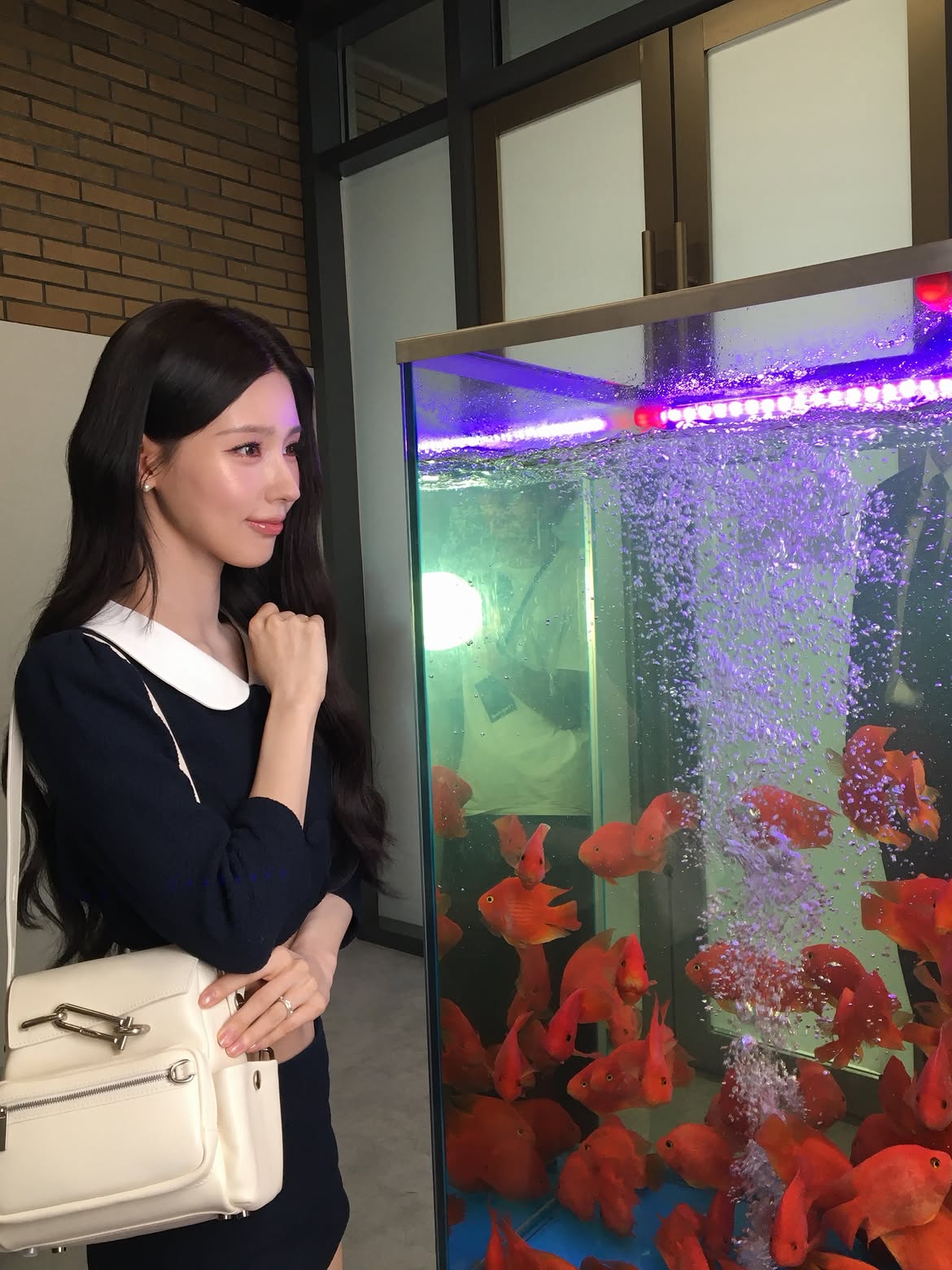 아이들 미연 남색 크롭 여성정장 잘록한 복부 배꼽 - 인스타