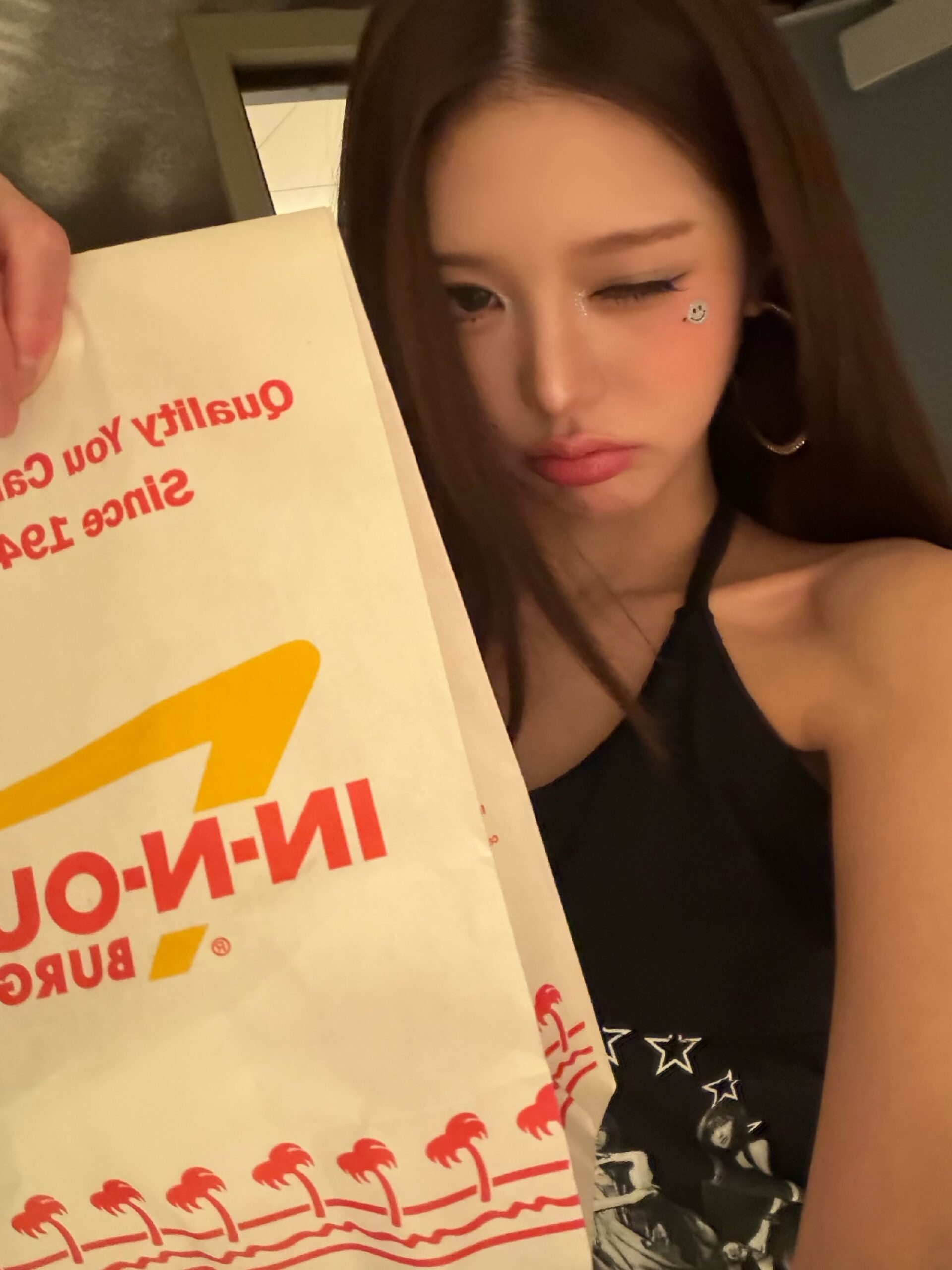IVE 张元英 红色皮革束身衣 撩人胸部线条吸睛 - Instagram
