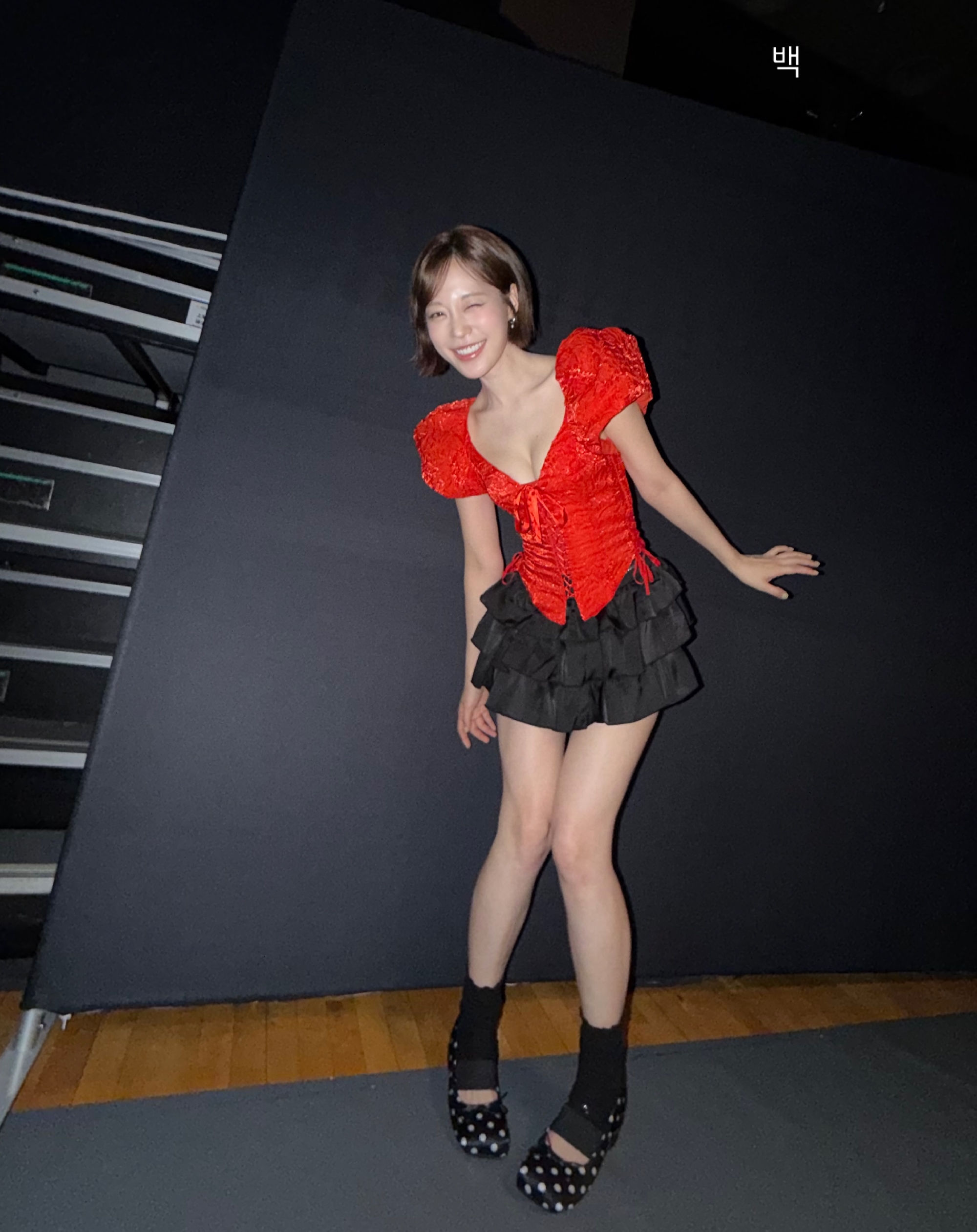 KARA ヒョ・ヨンジ 深く刻まれた赤いコルセット 胸元が見える谷間（高画質）