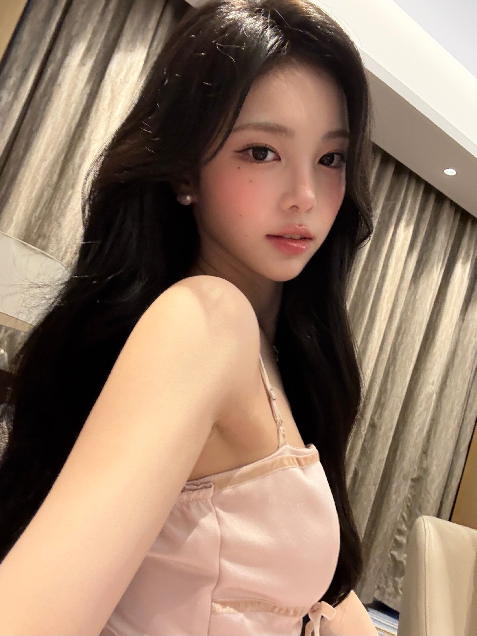 李安 Weverse 自拍...粉色蝴蝶结系带连衣裙，Yadang 的信息素
