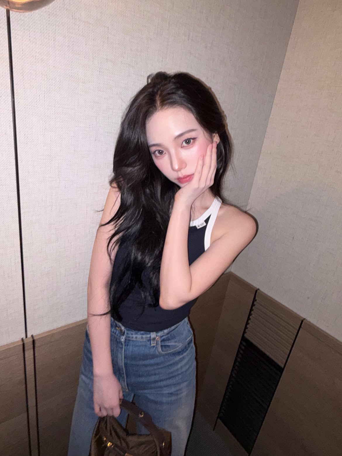 昨天的Karina机场穿搭：黑色胸带可见的厚实深海军蓝无袖